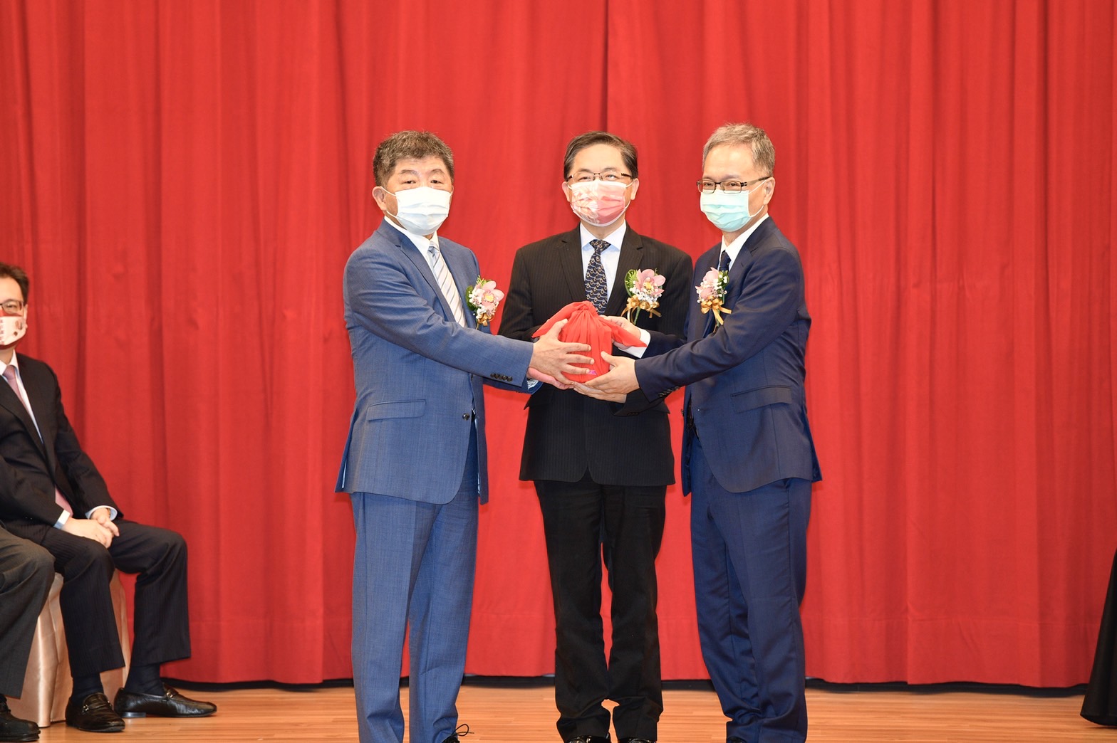 陳時中（左）今日正式將衛福部長職位交接給薛瑞元（右）。