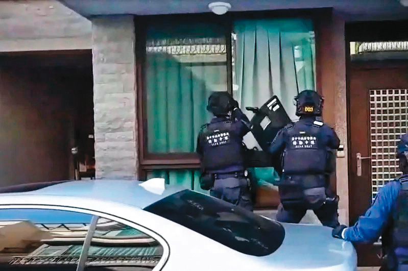 詐騙集團分工越來越細,警方最常查獲的是向被害人收款俗稱「水房集團」人頭帳戶大盤商,主集團都在海外難以破獲。圖為示意畫面。(警方提供)
