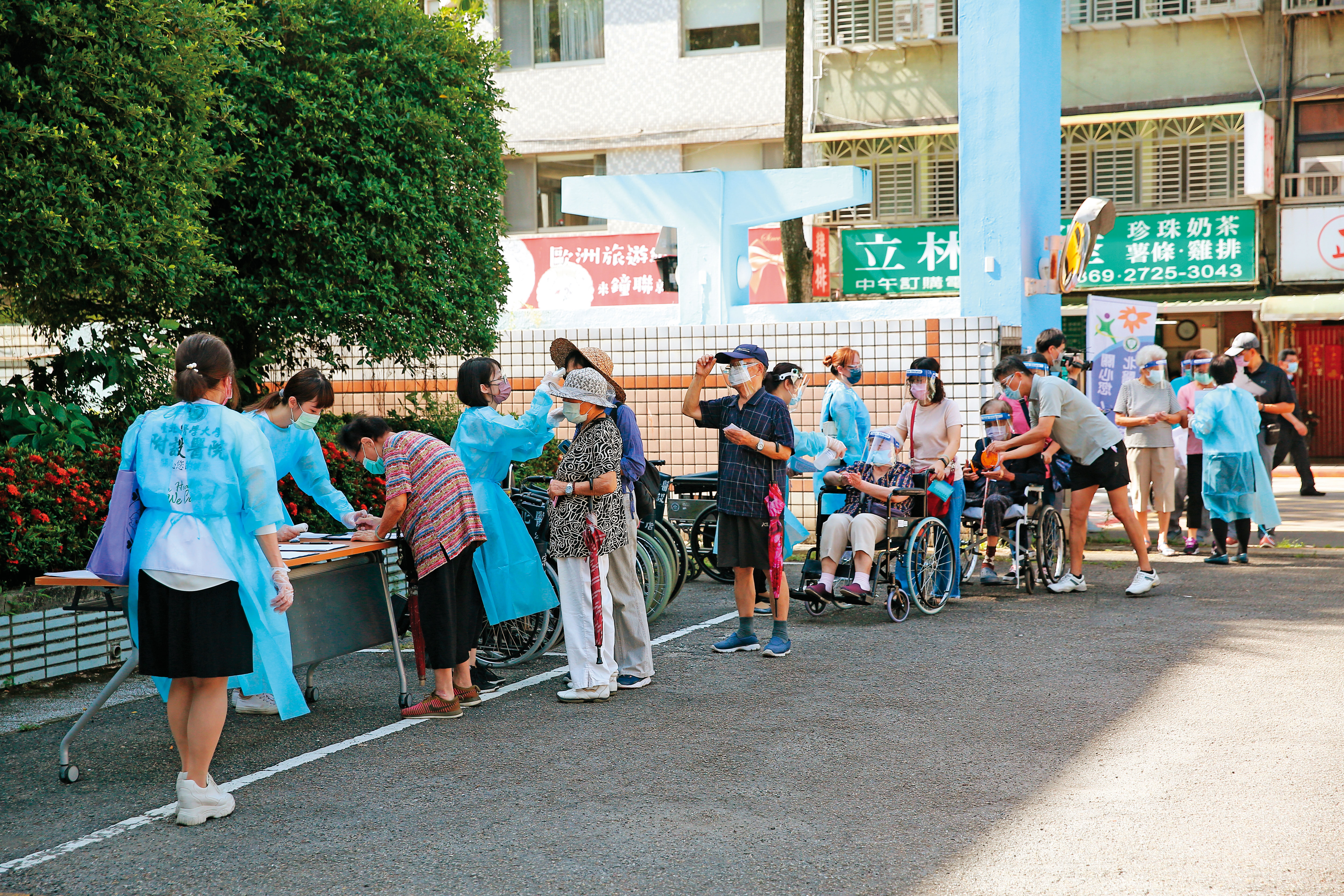 防疫政轉變讓染疫人數激增，4金控因防疫保單理賠上半年獲利少了快110億元。