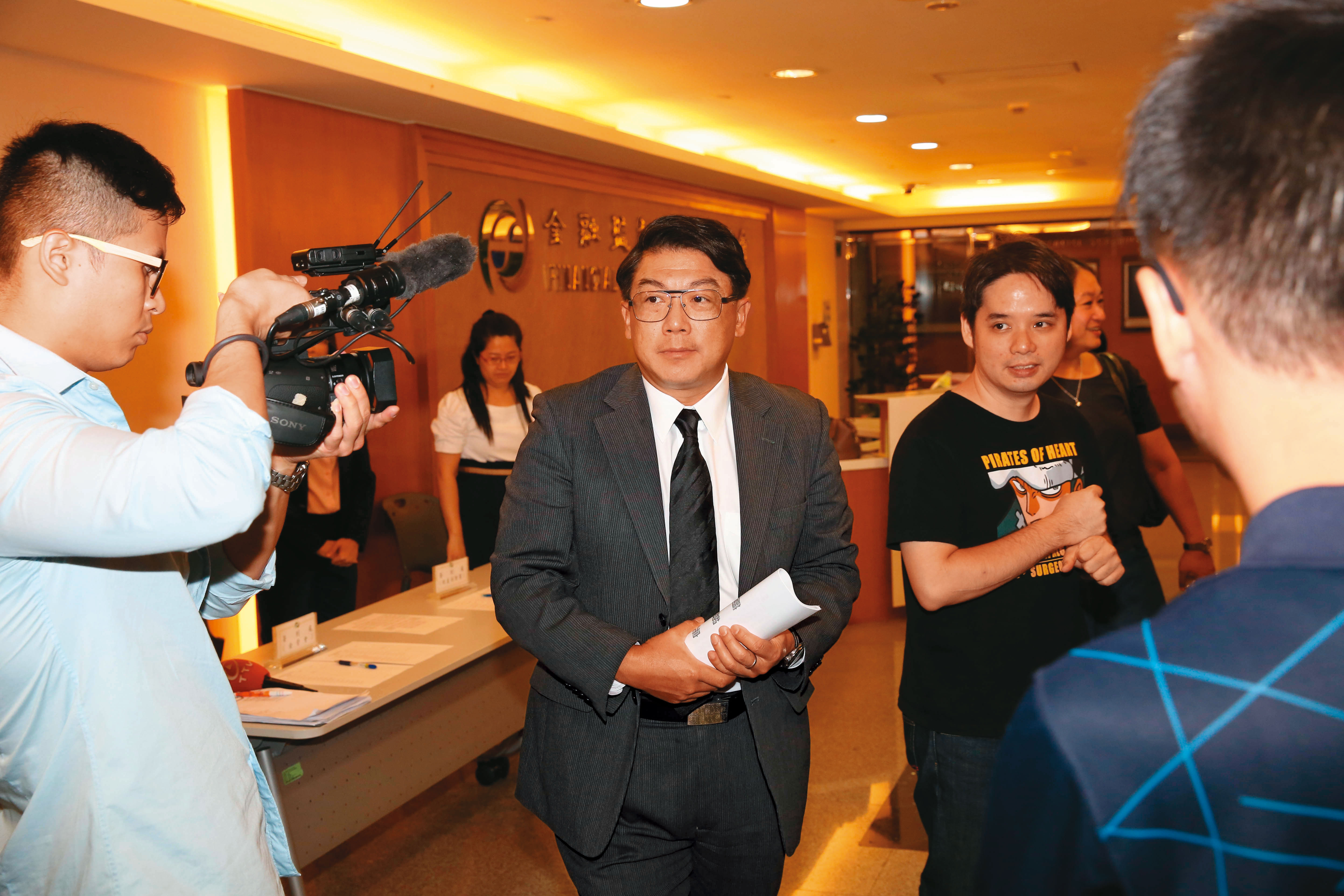 和泰集團旗下和泰產賣不動產變現賠防疫保單，總經理莊瑞德也因此去職。