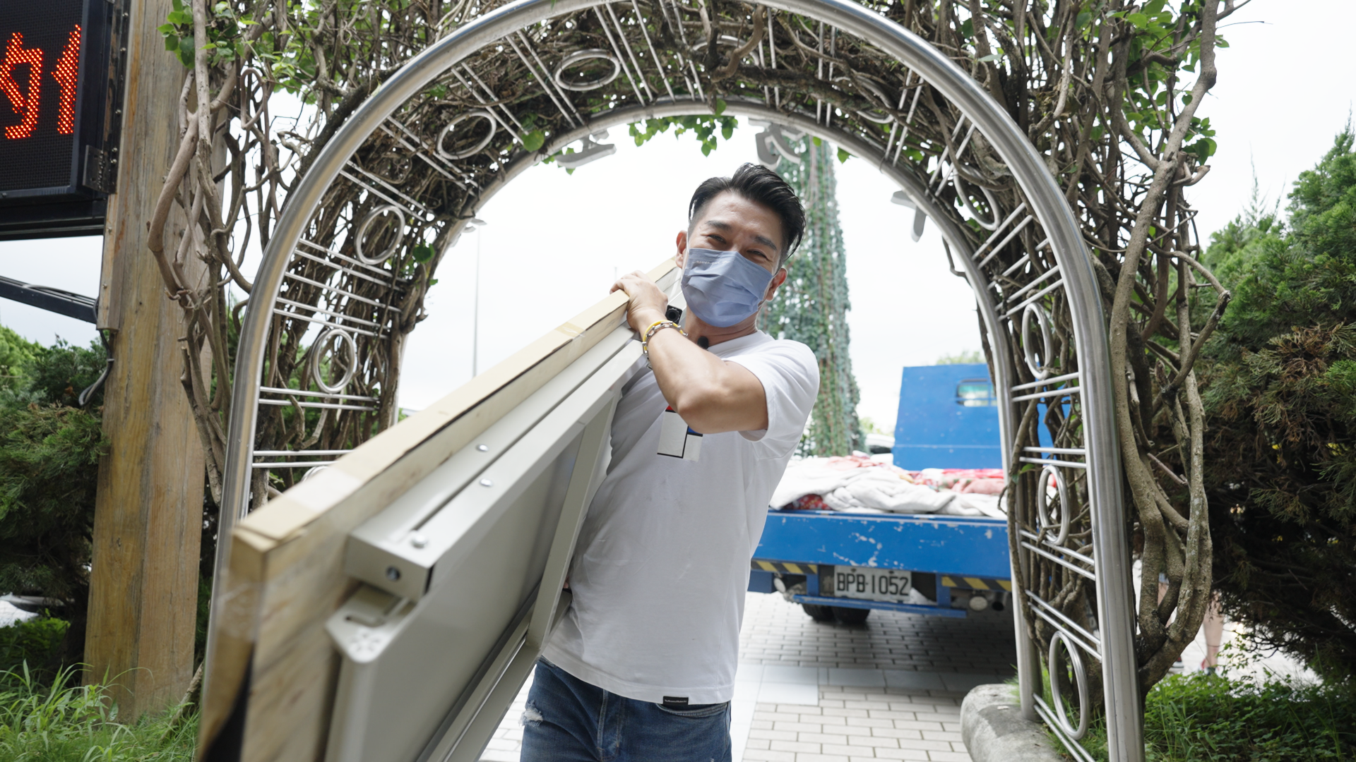 謝承均充當一日搬家工幫忙運送桌椅到偏鄉。（中友家具提供）