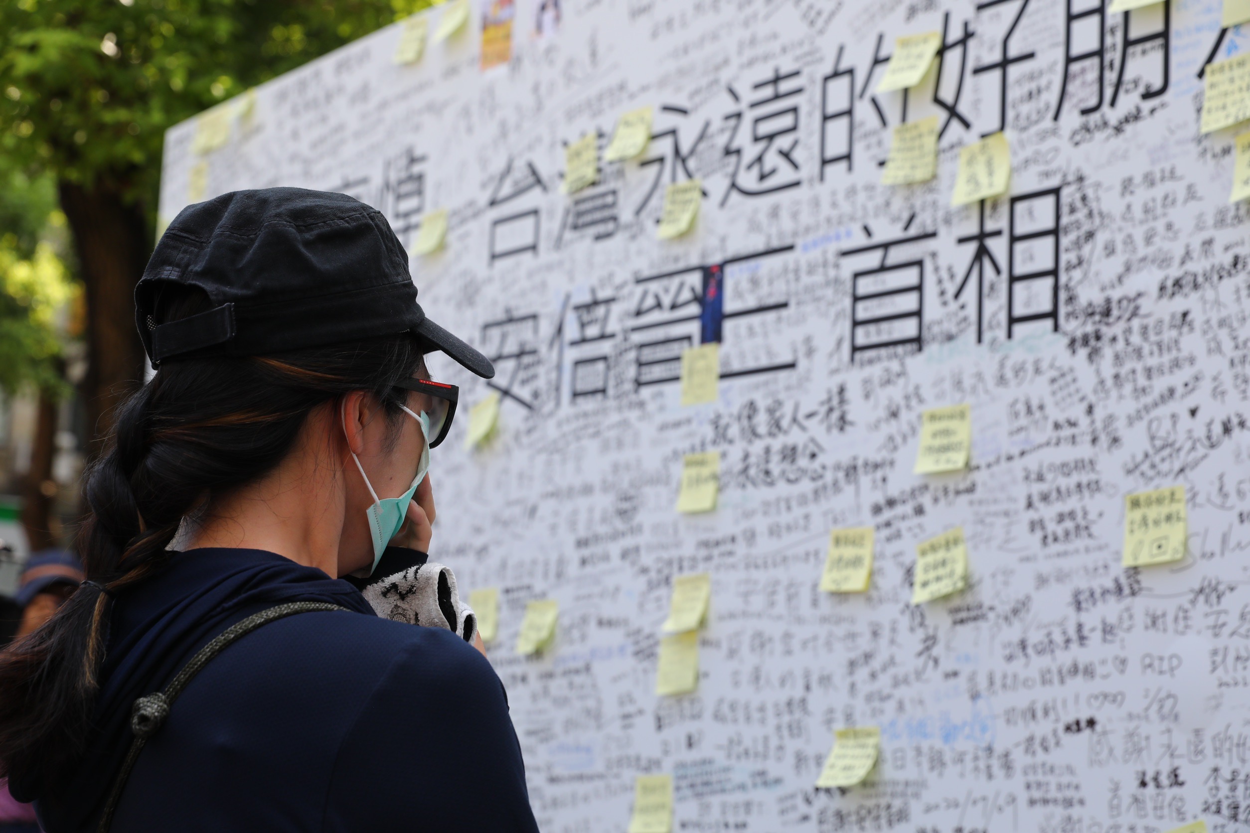 日台交流協會在台北高雄開設弔唁會場，湧入不少民眾留言、送花致意。圖為台北弔唁會場。