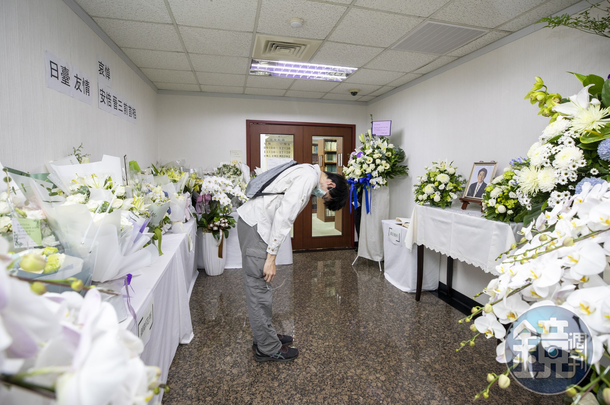 日台交流協會在台北高雄開設弔唁會場，湧入不少民眾留言、送花致意。圖為高雄弔唁會場。