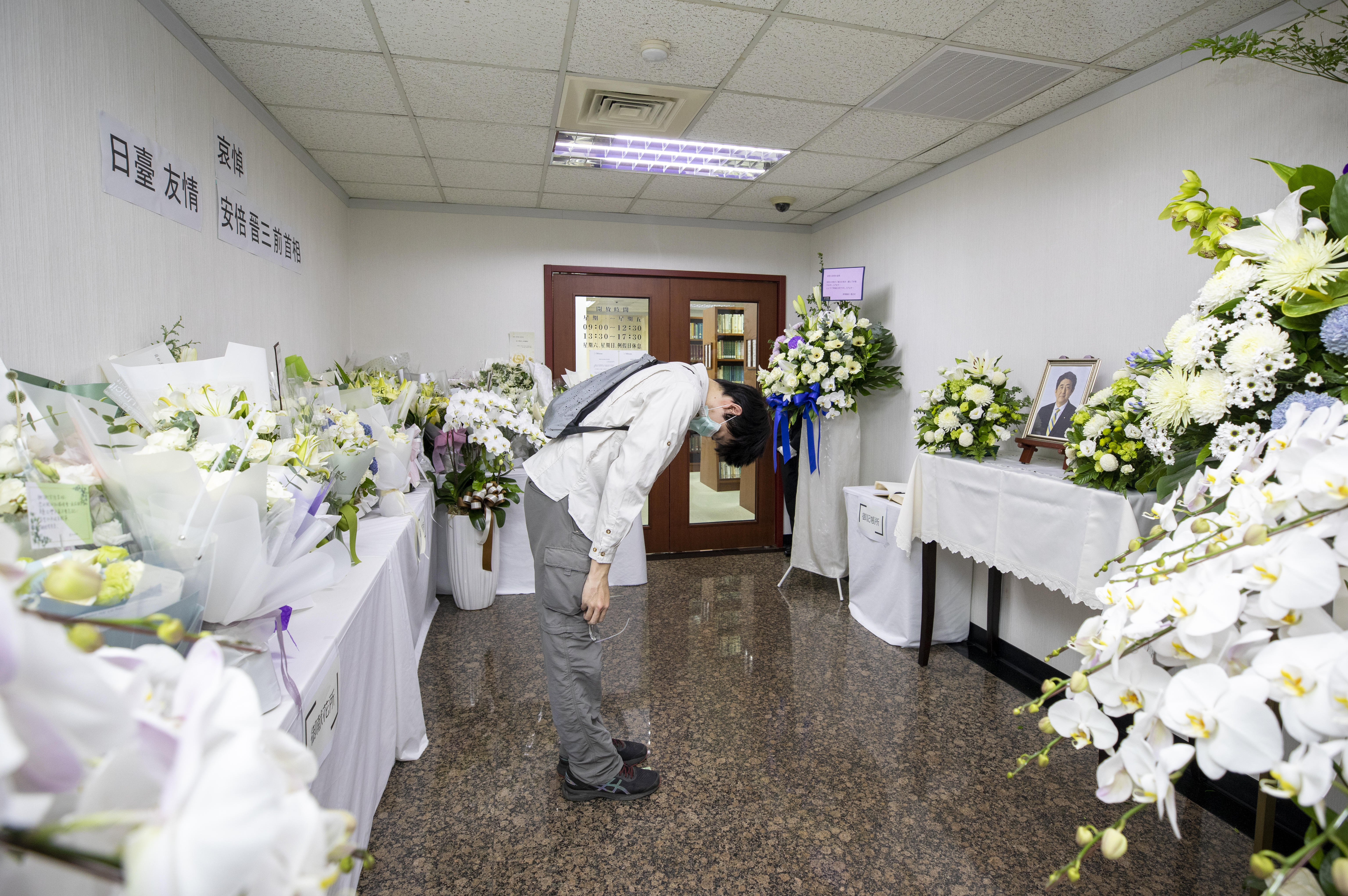 日台交流協會在台北高雄開設弔唁會場，湧入不少民眾留言、送花致意。圖為高雄弔唁會場。