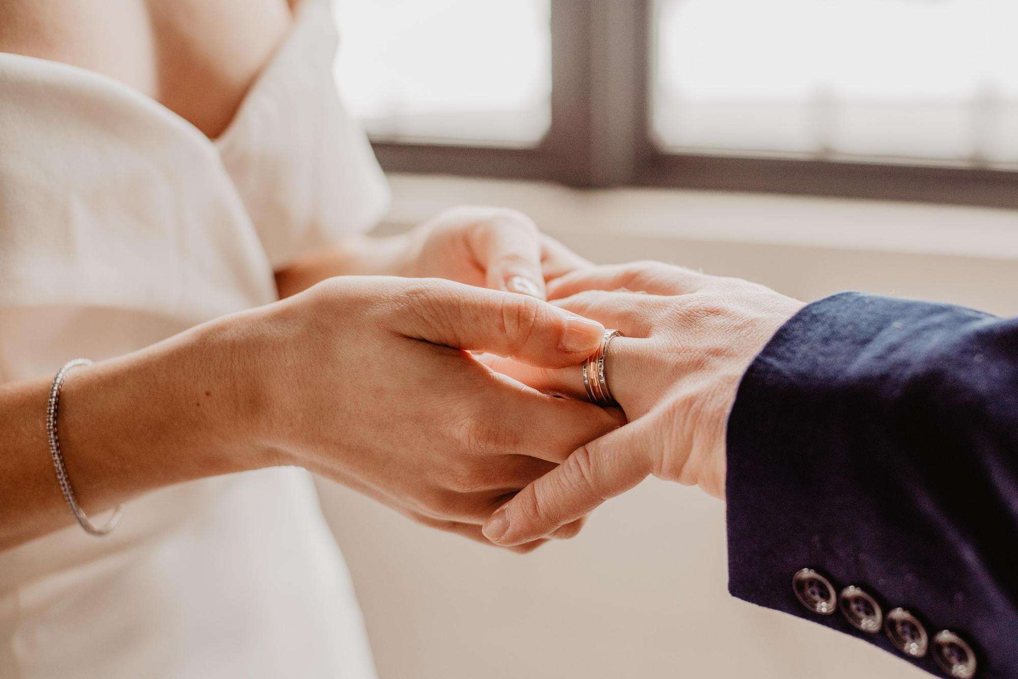 隨著性別平權意識逐漸抬頭，台灣已很少人結婚後會選擇冠夫姓。（示意圖，取自pexels）