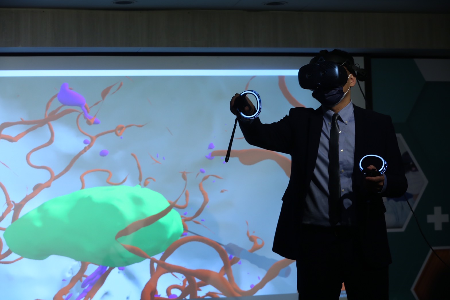 智捷生醫捐贈「VR醫學影像資料庫」給關渡醫院，雙方共同深研高齡智慧醫療領域，促使醫療領域更進步，並朝向精準醫療的願景邁進。