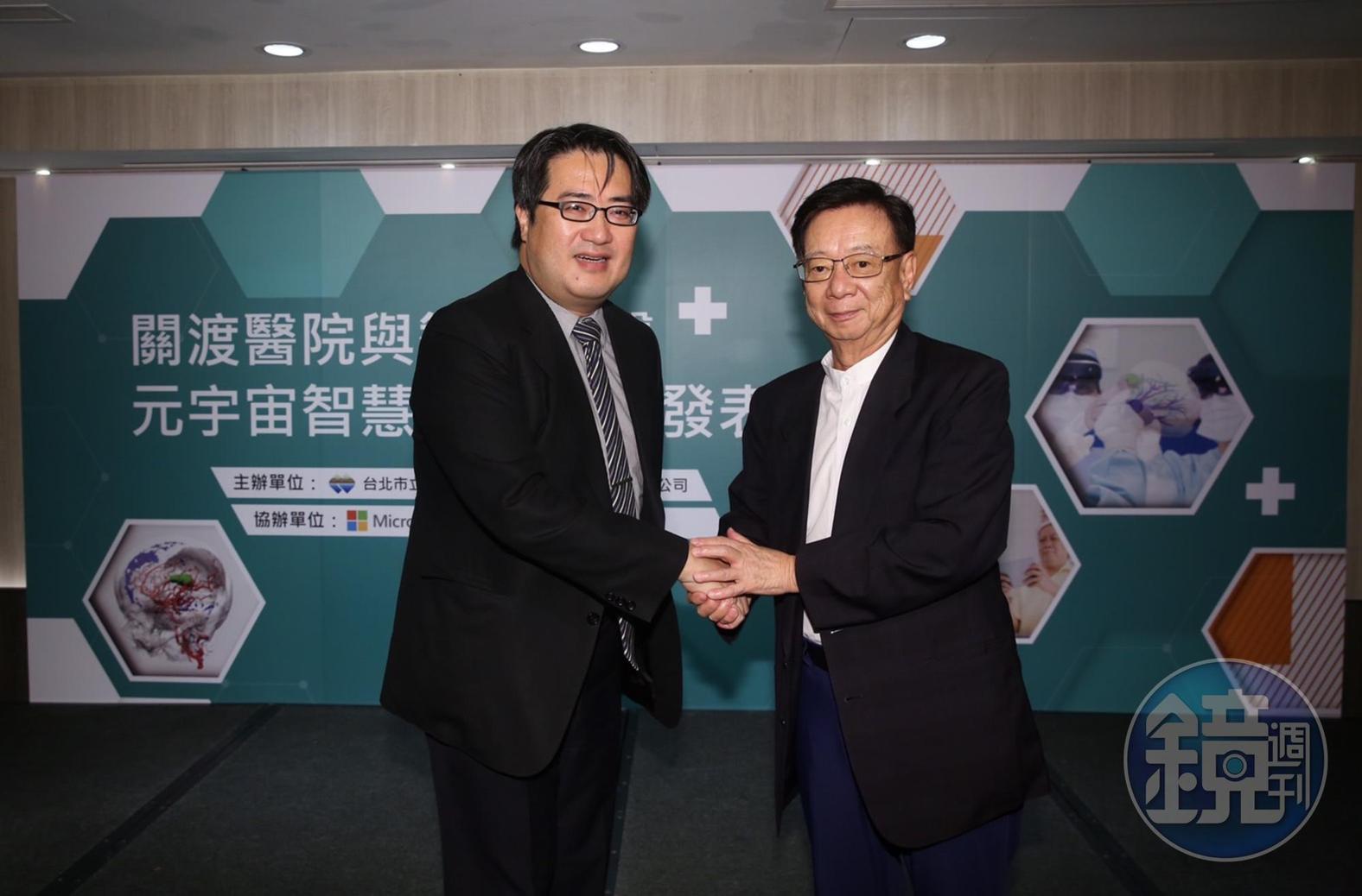 宣明智（右）與關渡醫院院長陳亮恭（左）。