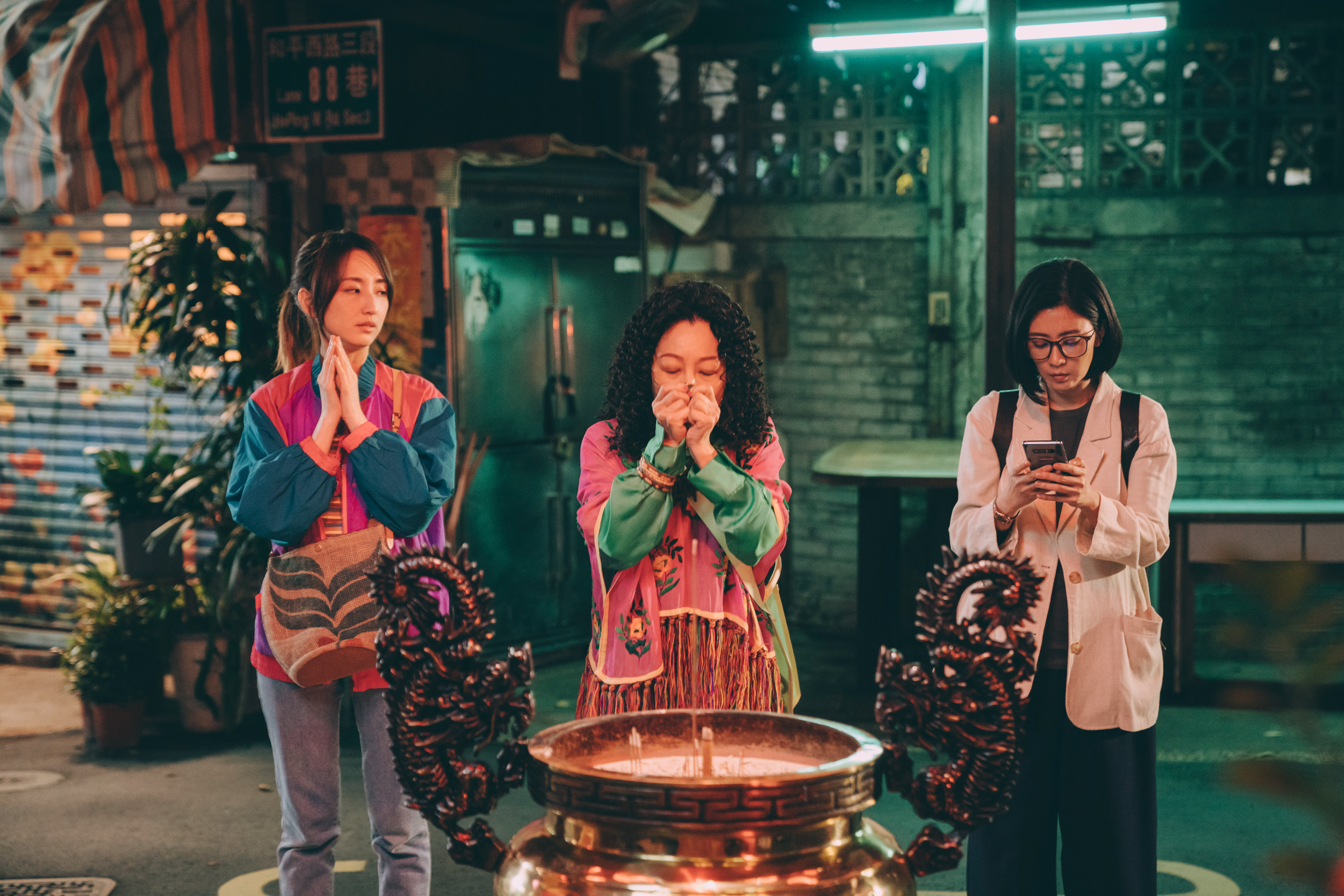 比莉感動謝工作夥伴，導演陳慧翎盼給資深藝人掌聲。（Netflix提供） 