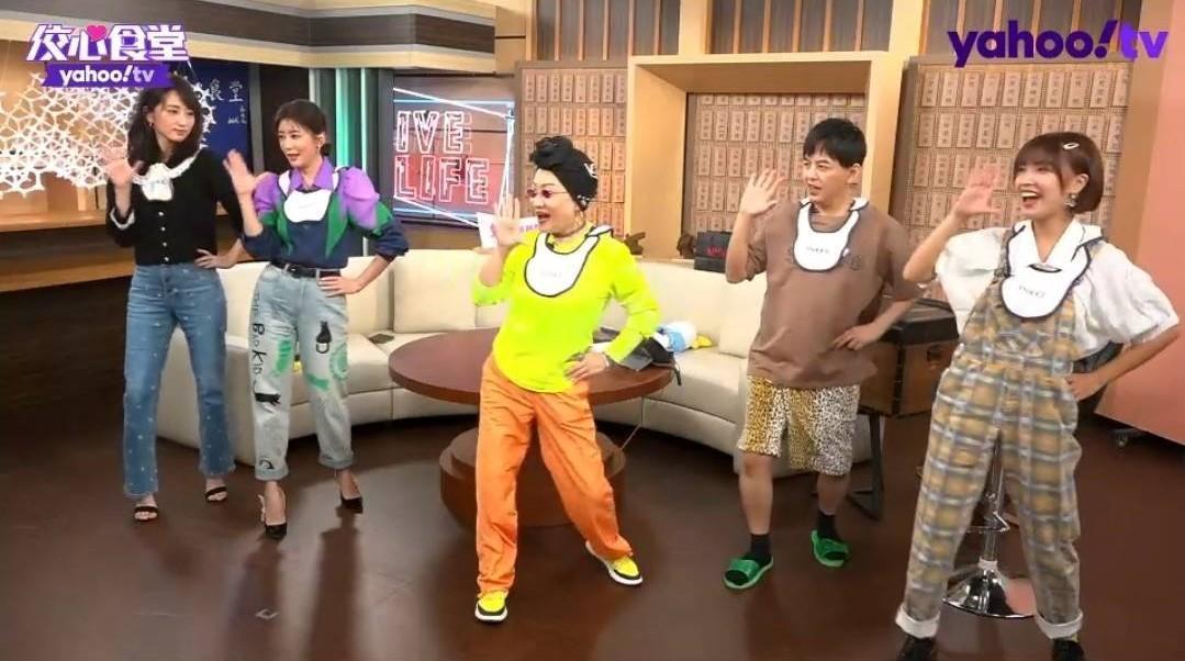 比莉現場教跳〈什麼都不必說〉。(Yahoo提供)