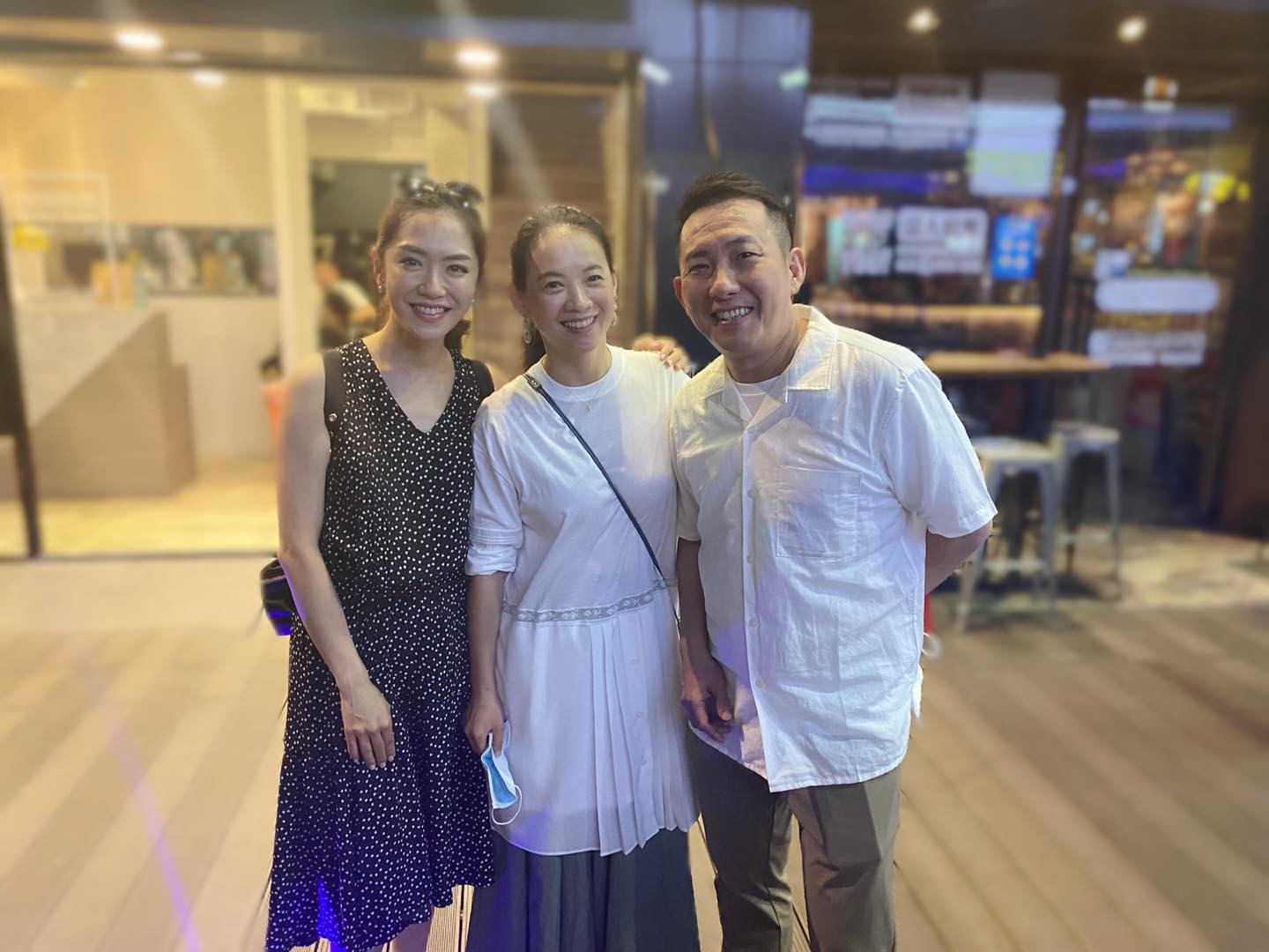 曾寶儀（中）上楊千霈（左）主持Podcast《9館不打Yang》節目。右為屈中恆。（《9館不打Yang》提供）