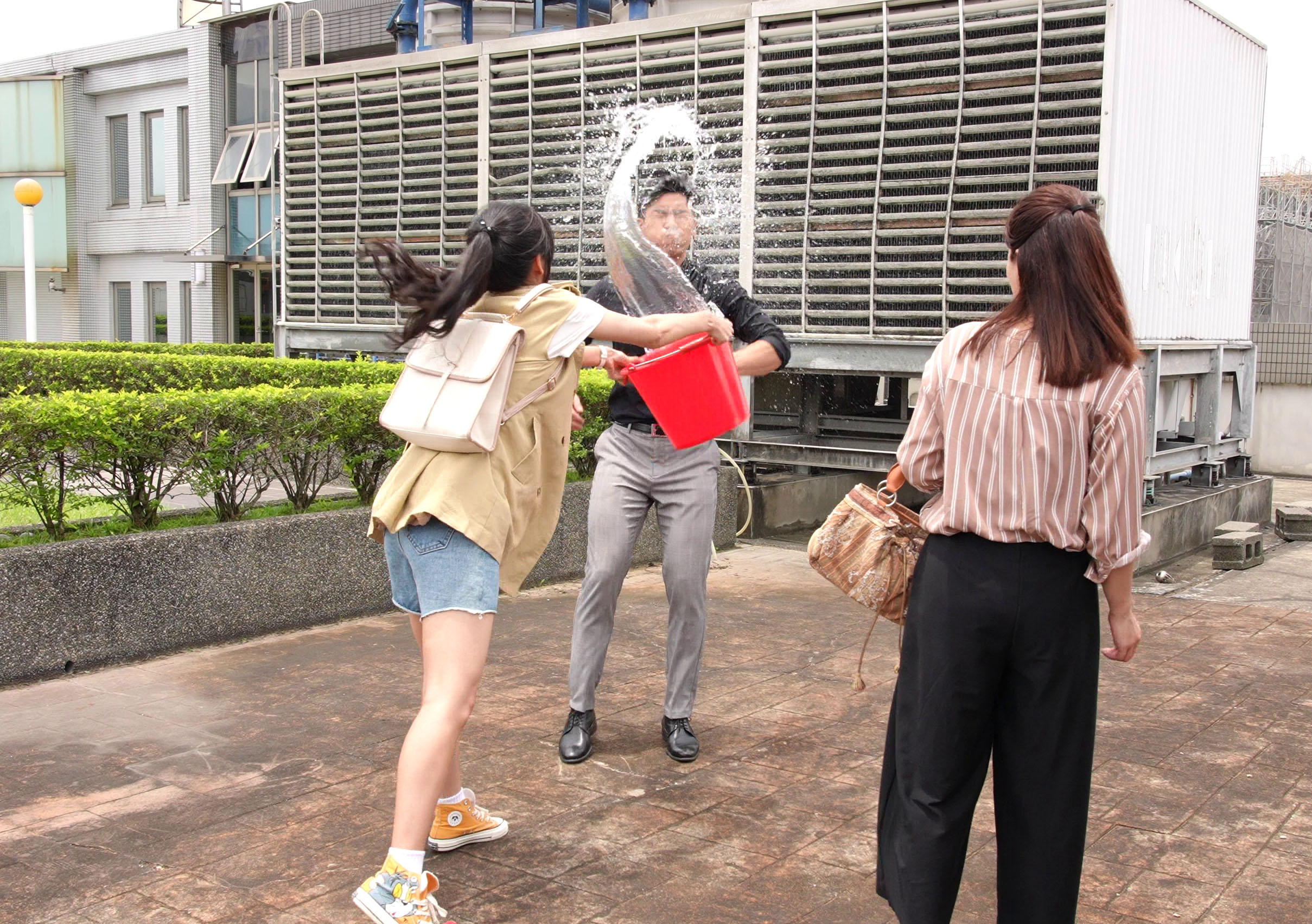 劇中渣男李銘叡被潑的一身濕。(台視提供)