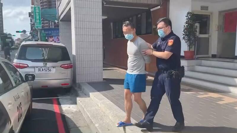 鄭姓男子對老父動粗，見警方上門還嗆警、與警拉扯，被依妨害公務罪嫌移送法辦。