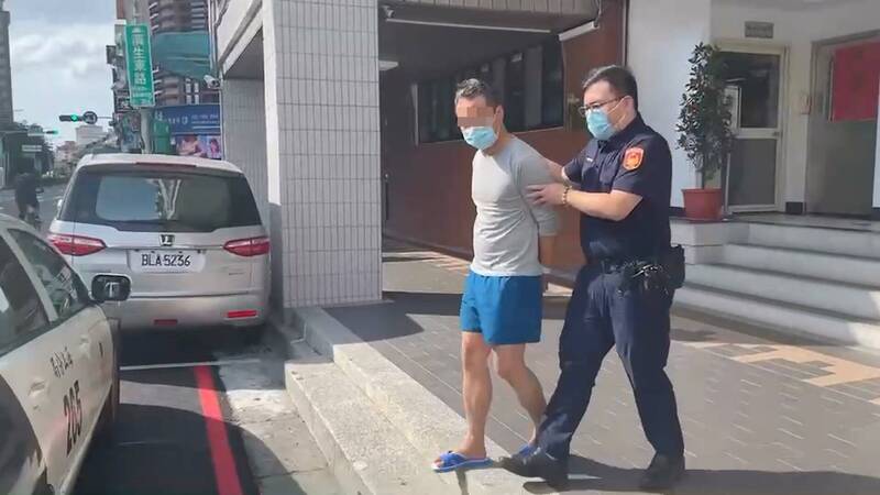 鄭姓男子對老父動粗，見警方上門還嗆警、與警拉扯，被依妨害公務罪嫌移送法辦。