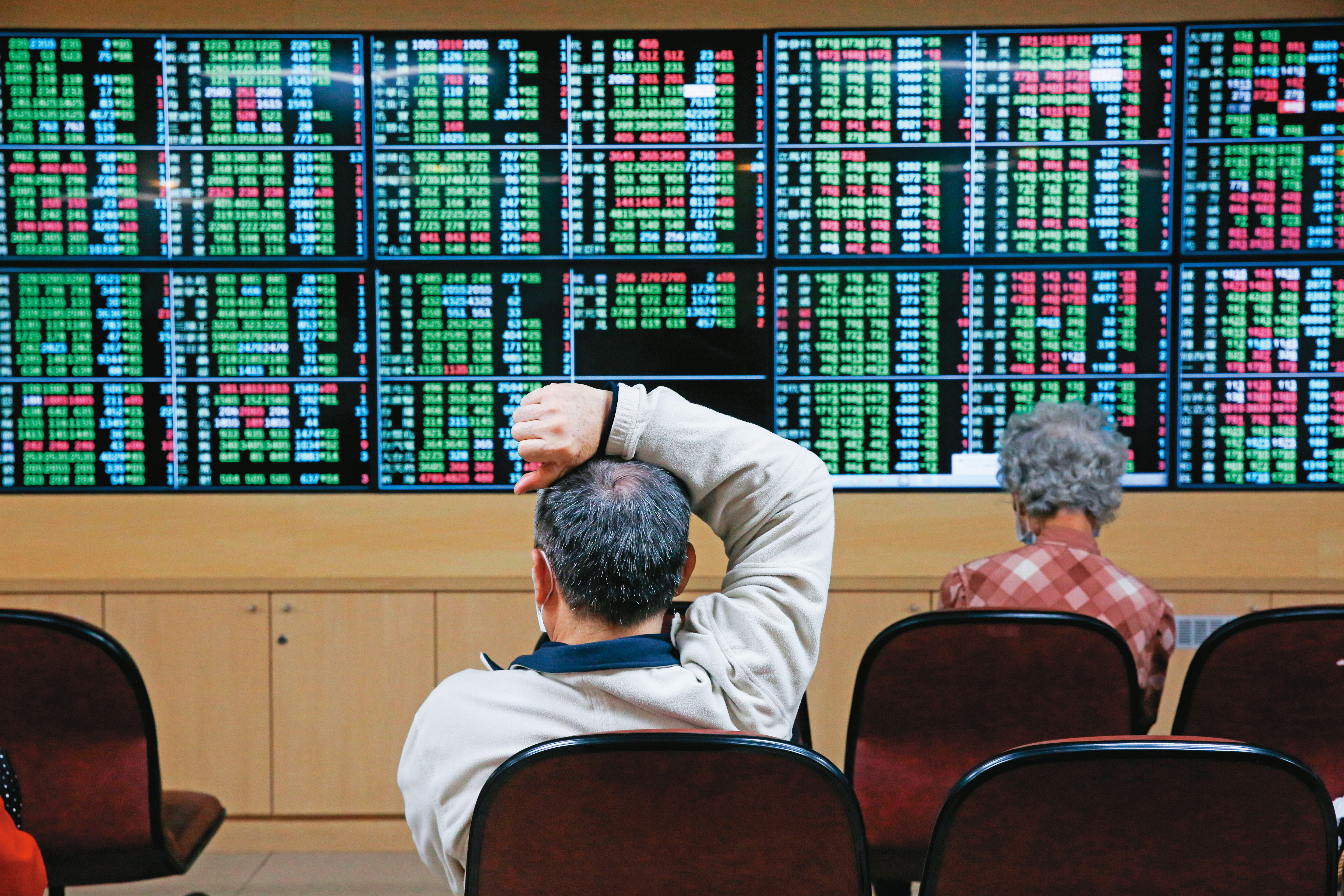 這一回，國安基金又是舉措異常，早早入市。至於這強心針，到底打了沒有？到底是空包彈打心理戰？還是實心彈打肉搏戰？現在誰也說不準。