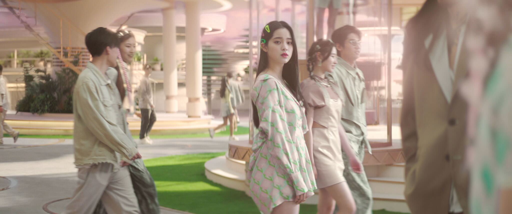 MV方面,G.E.M.鄧紫棋首創同名音樂連續劇《啓示錄》,歐陽娜娜也露臉。 (華納音樂提供)