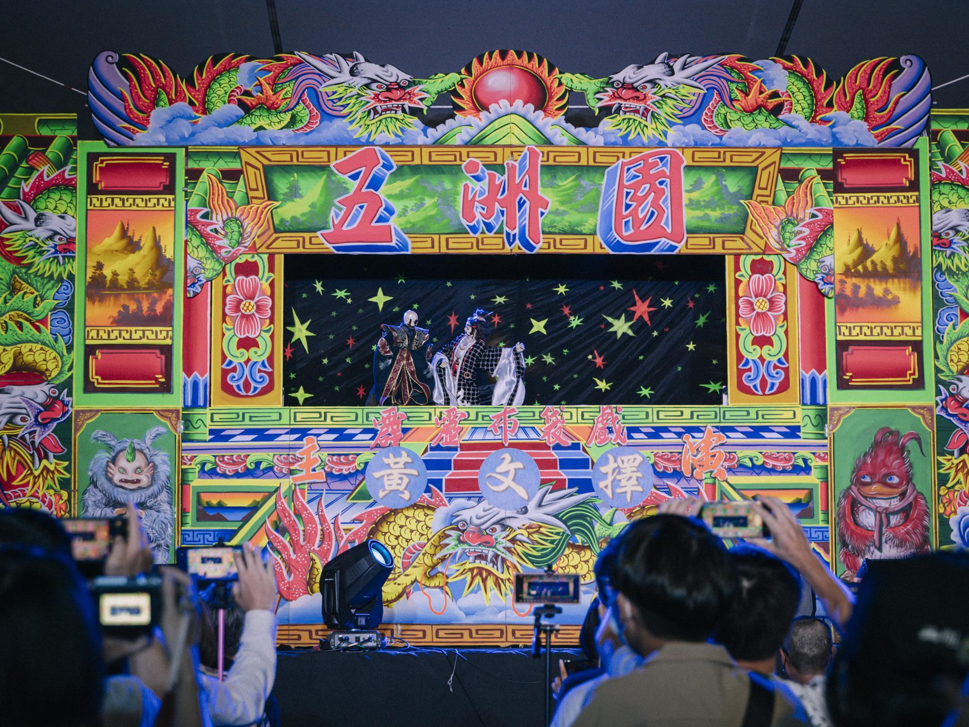 現場搭起戲台,重現野台戲的風采。(霹靂國際多媒體提供)