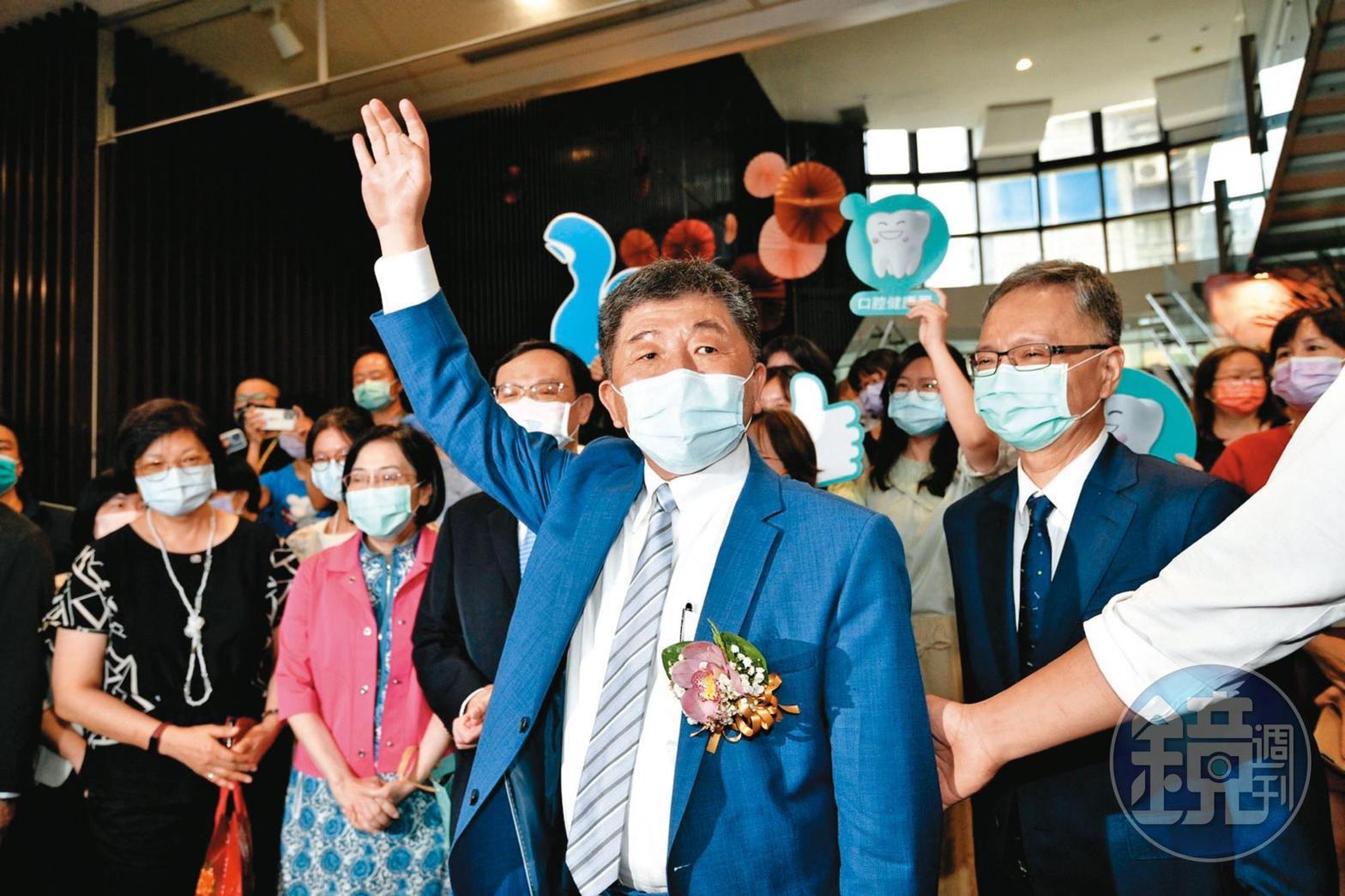疫情指揮官陳時中(中)確定參選台北市長,防疫的共同體也宣告分裂,往後他的所有說法與意見都將只是選舉語言。