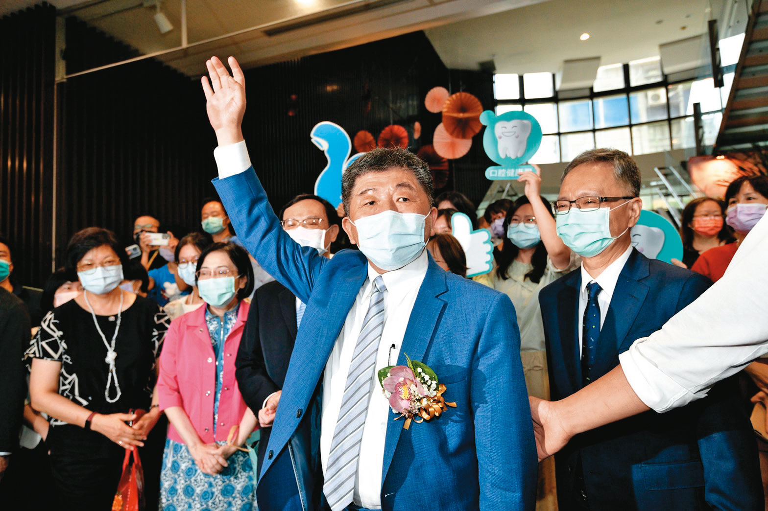 疫情指揮官陳時中（中）確定參選台北市長，防疫的共同體也宣告分裂，往後他的所有說法與意見都將只是選舉語言。