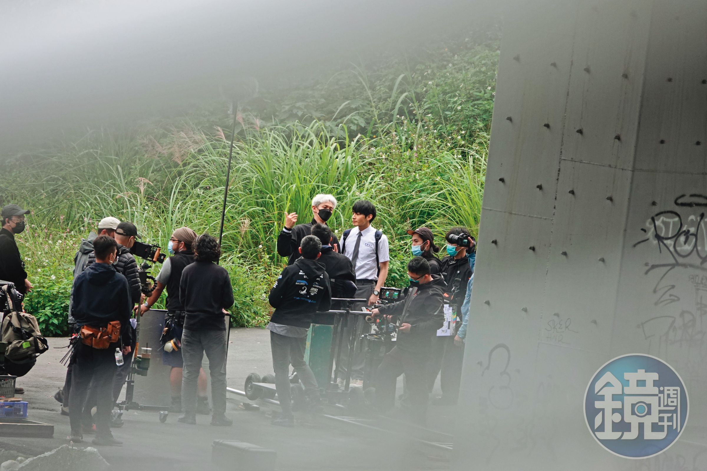今年柯震東（後排左一）演而優則導，首部執導作品《黑色教育》由宋柏緯（後排左二）等人主演，目前正在趕後製報名金馬獎。