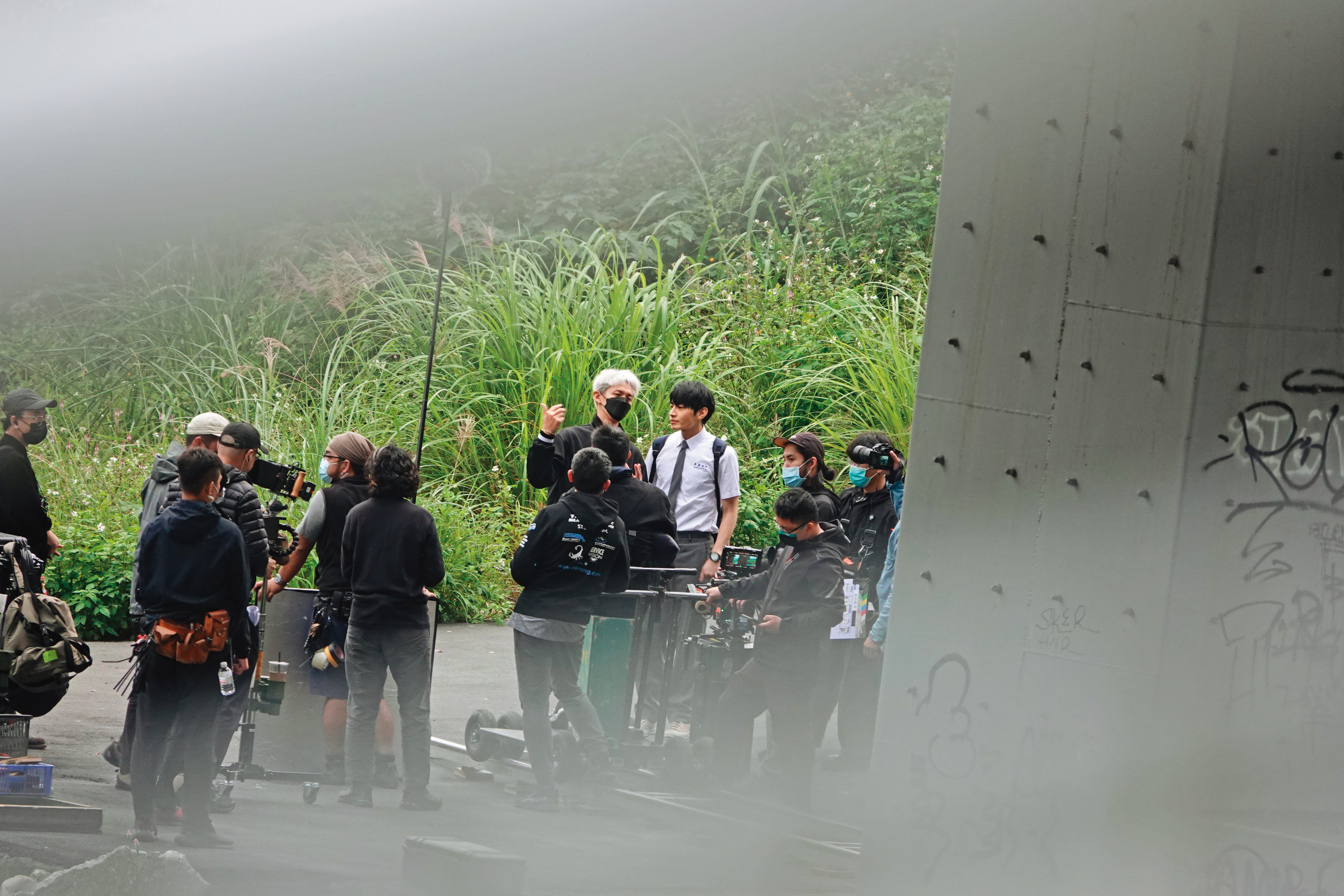 今年柯震東（後排左一）演而優則導，首部執導作品《黑色教育》由宋柏緯（後排左二）等人主演，目前正在趕後製報名金馬獎。