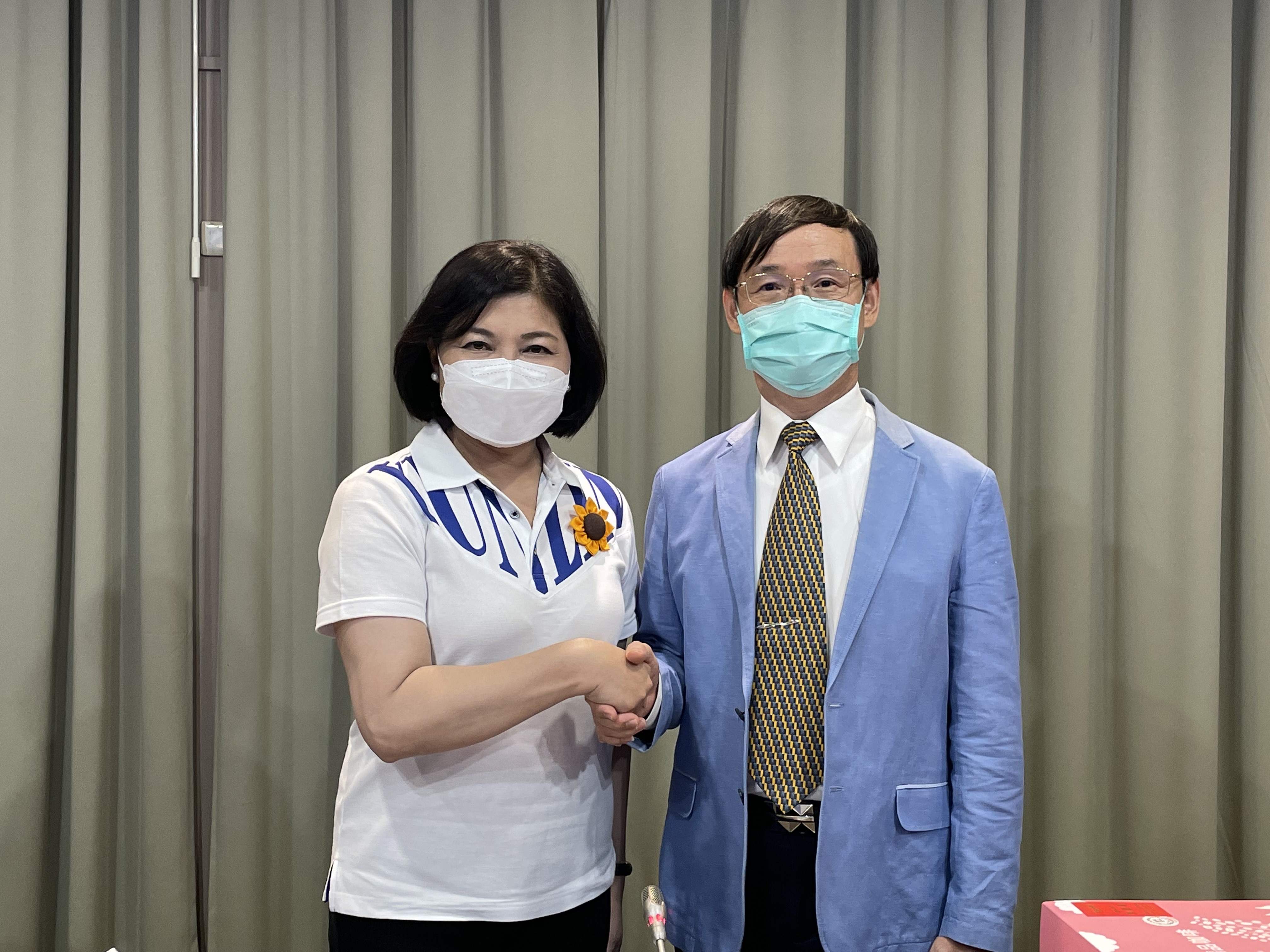 日月光投控子公司矽品精密今日在行政長簡坤義（右）率領下，拜會雲林縣政府張麗善（左）縣長及團隊，雙方就建廠配合事宜展開深度會談。（日月光投控提供）