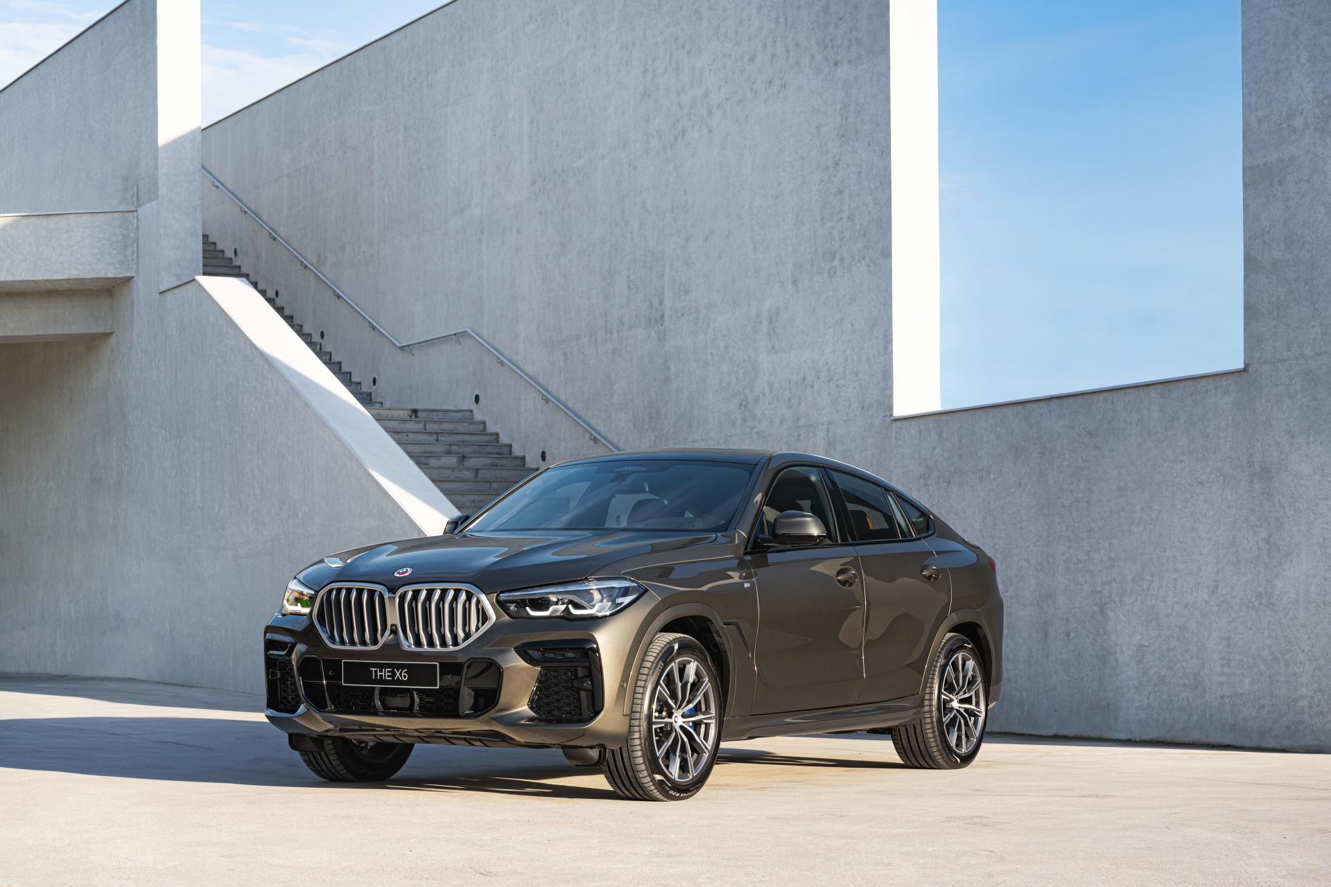 全新BMW X6大膽前衛、完美融合Coupé設計的車身低扁流線造型更是眾人的視覺焦點，由B柱緩緩後掠而下的俐落流線斜背設計，彷彿宣示著BMW X6鉑金版的強悍跑格，盡顯霸氣姿態。