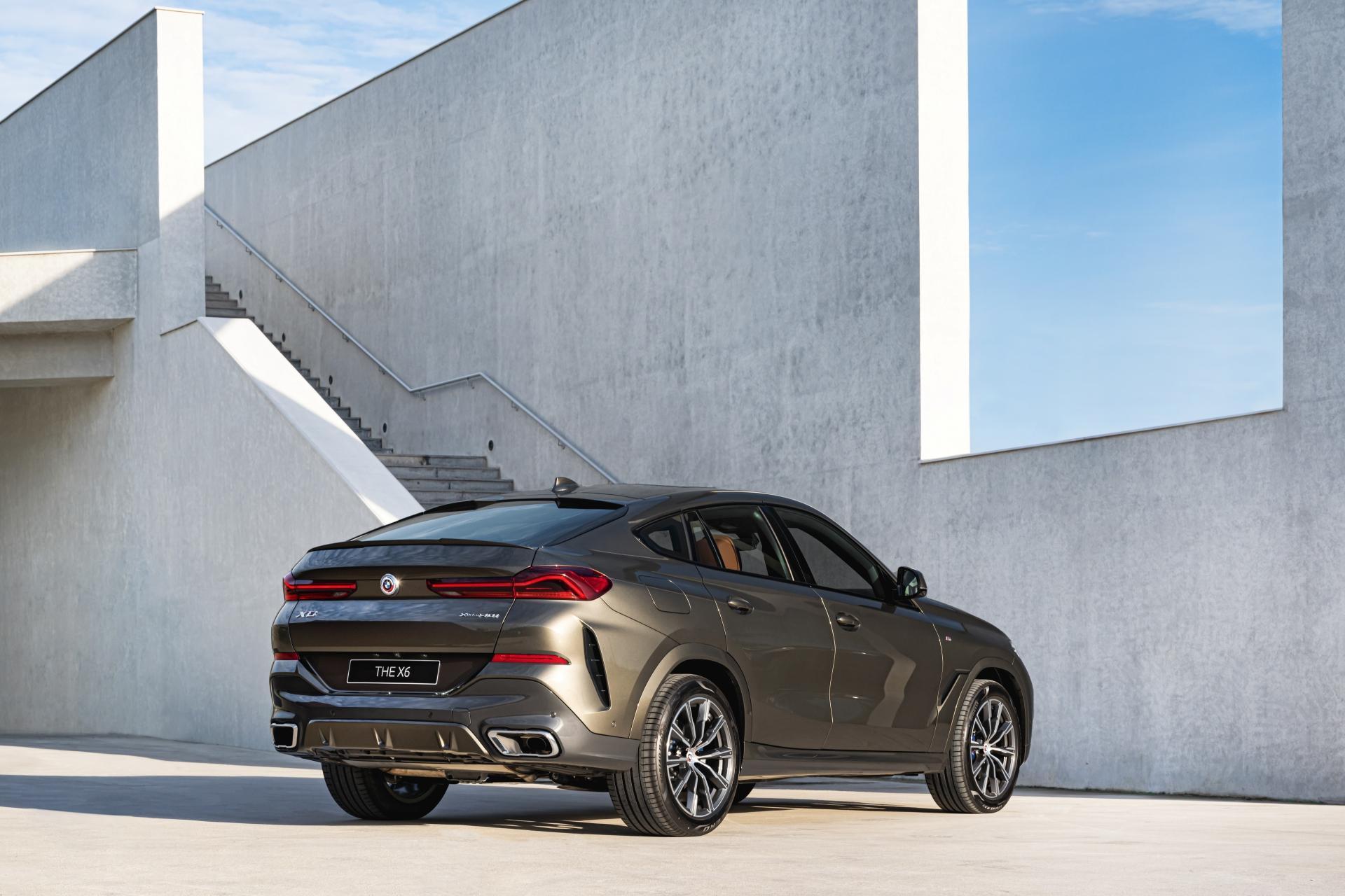 全新BMW X6鉑金版，導入X6 xDrive40i鉑金版與X6 xDrive40i M Sport鉑金版，建議售價為新台幣373萬元起，即日起將於全台BMW展示中心正式登場。
