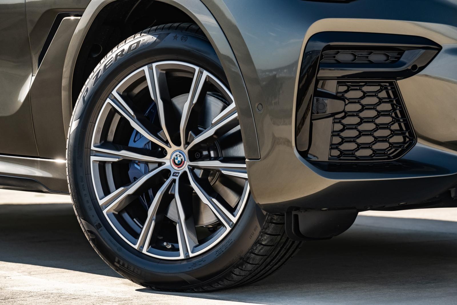 BMW X6 xDrive40i M Sport鉑金版標配M專屬20吋輪圈，結合限時提供的BMW M 50周年紀念廠徽選配，展現更多性能風情。