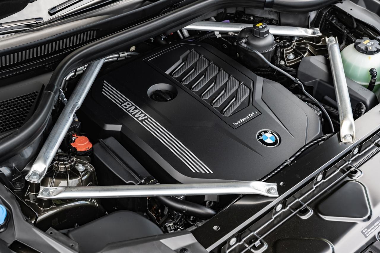 全面搭載3.0升BMW TwinPower Turbo直列六缸汽油引擎與48V高效複合動力系統，於5,500rpm時爆發出333匹最大馬力輸出，450牛頓米的最大扭力則於1,600rpm時即可湧現。