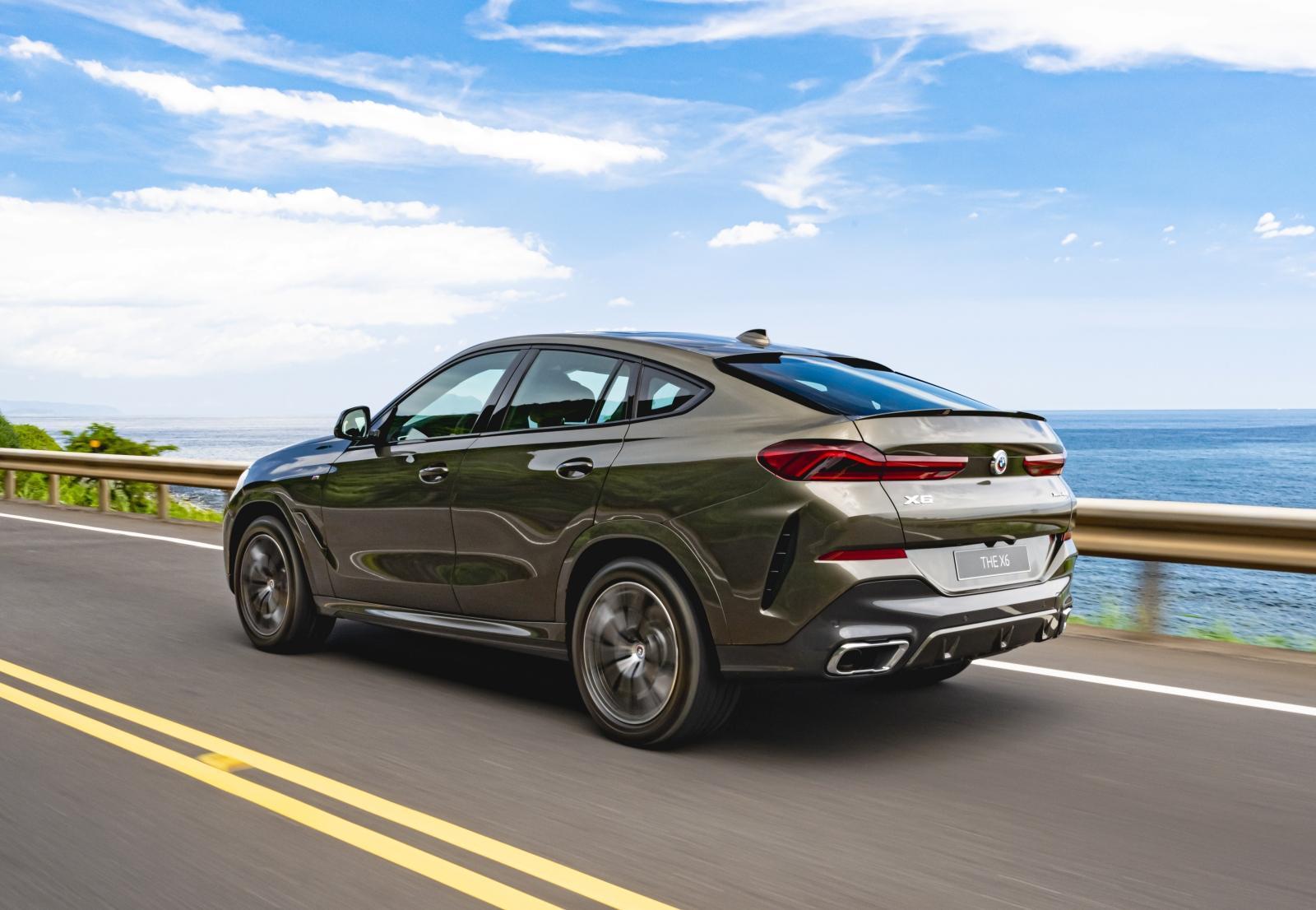 全新BMW X6鉑金版採用全新xDrive智慧型可變四輪傳動系統，搭配DSC動態穩定控制系統，可依照不同路面狀態將動力輸出主動分配於前軸與後軸，結合M跑車化電子懸吊與藍色M煞車套件，不論是面對大雨或泥濘等不良路況，均能帶來優異的循跡性與駕駛穩定性。
