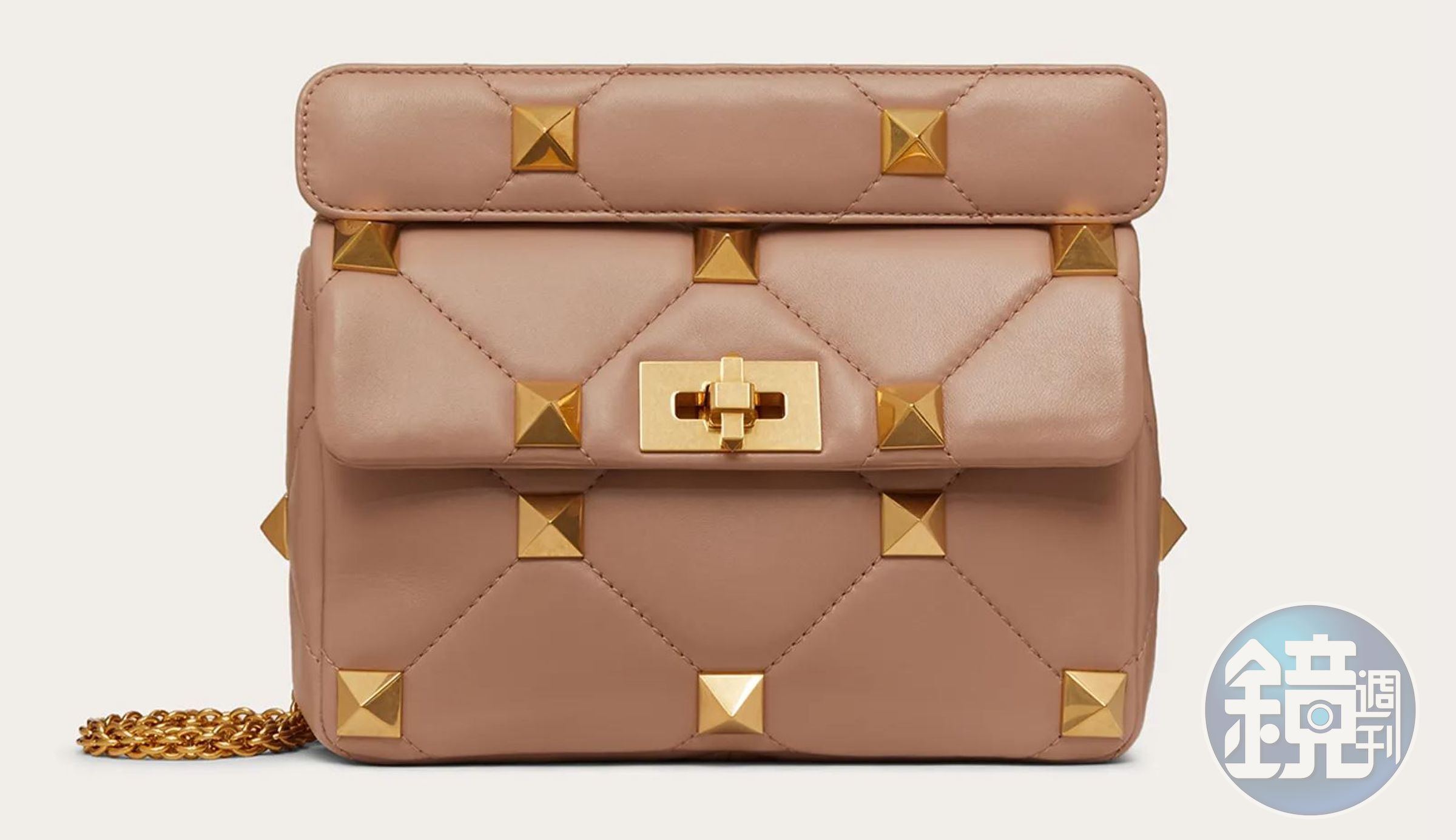 駝色Valentino Garavani Roman Stud。NT$105,000。（Valentino Garavani提供）