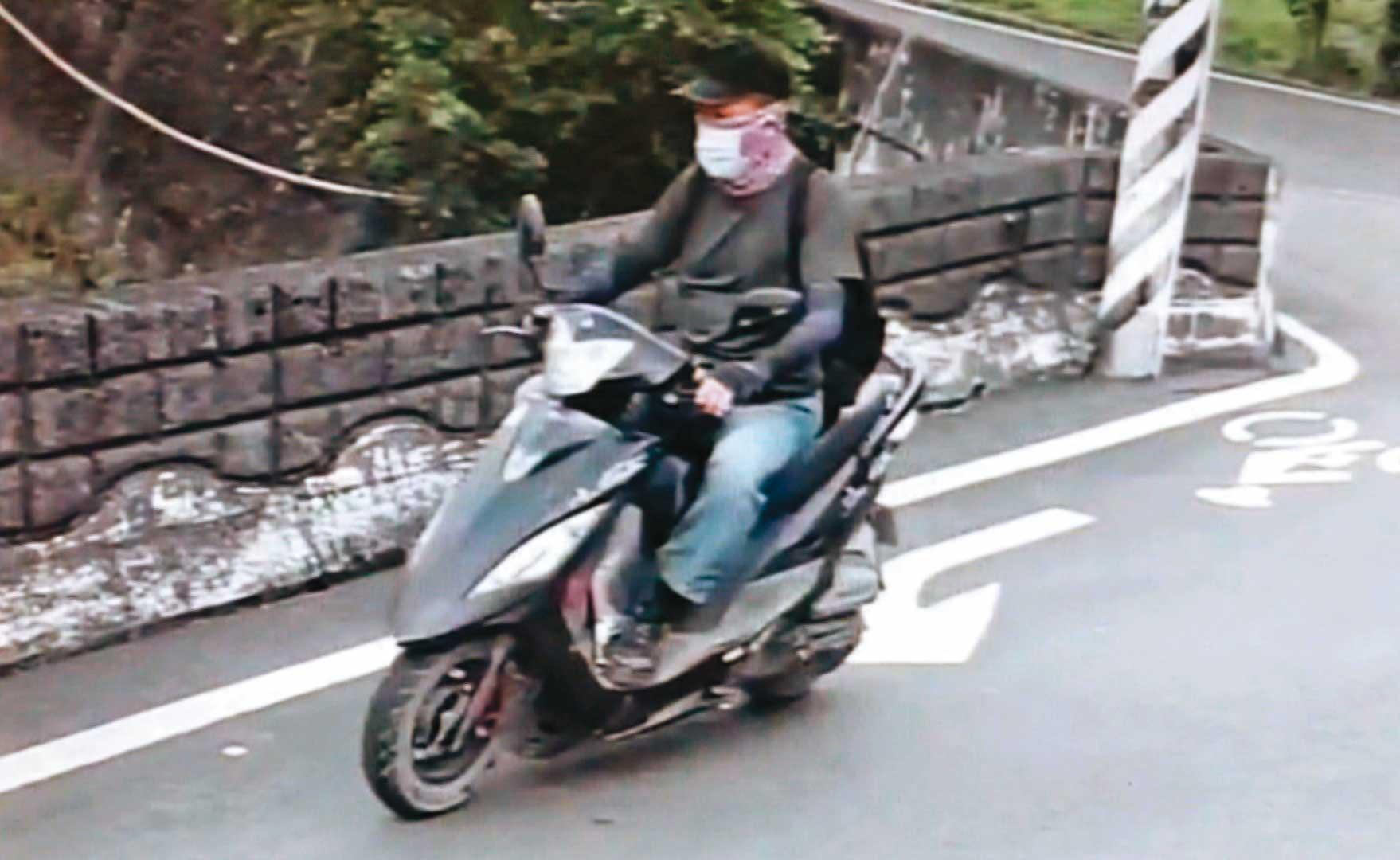 李鴻淵脫去安全帽、狂飆逃逸的畫面經員工指認,警方才確認他就是凶手。(翻攝畫面)
