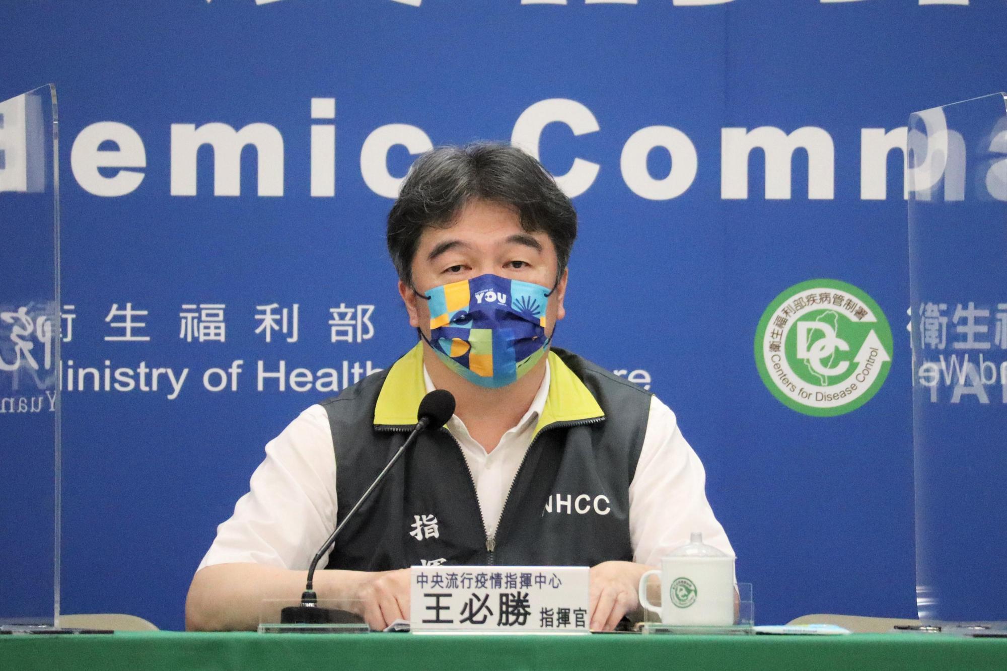 新任指揮官王必勝第一天主持記者會就被媒體問到日前的「小三事件」。(指揮中心提供)
