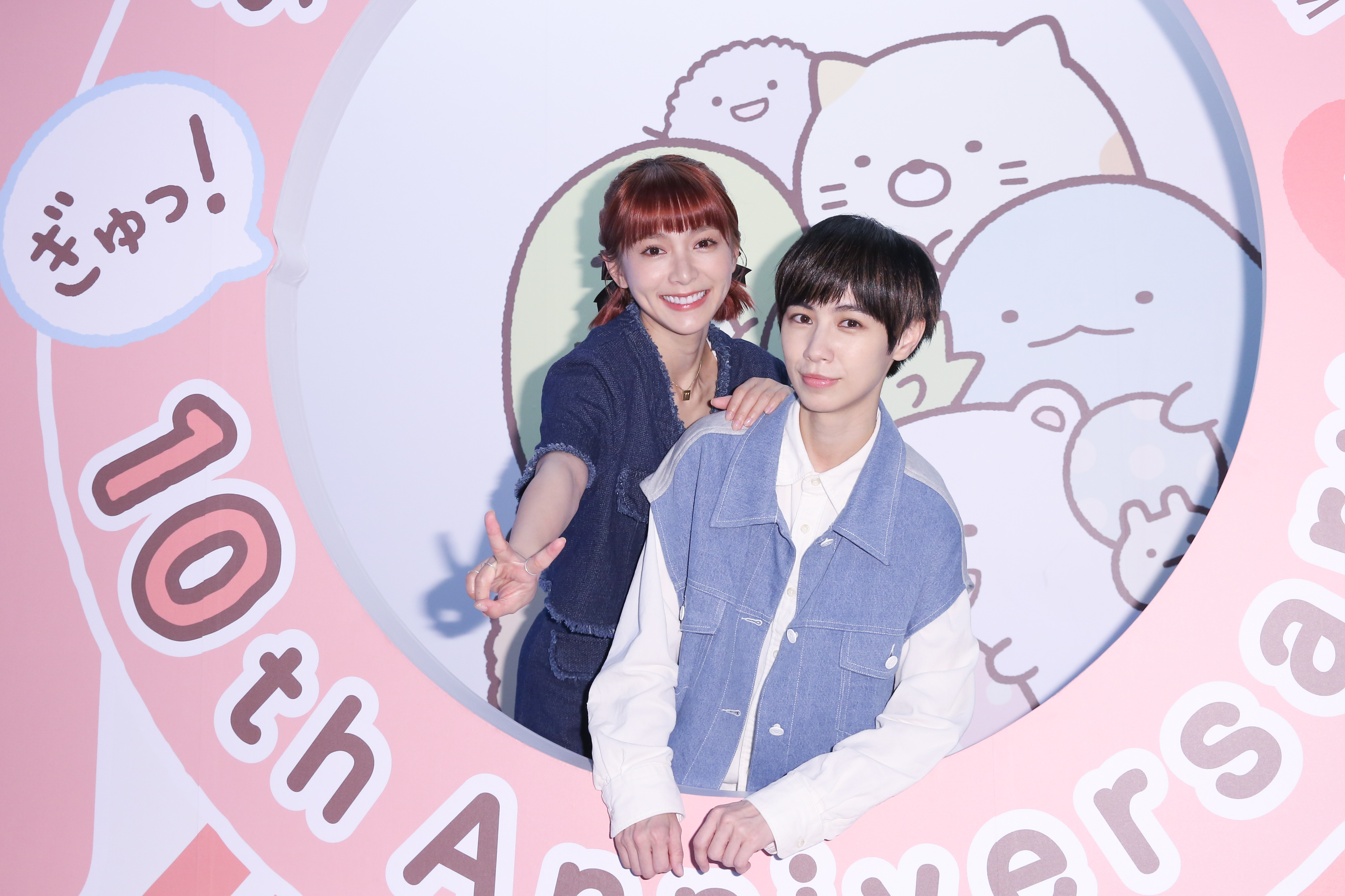 溫妮和小魏魏嘉瑩今（18日）出席角落小夥伴10週年展，在現場拍到停不下來。