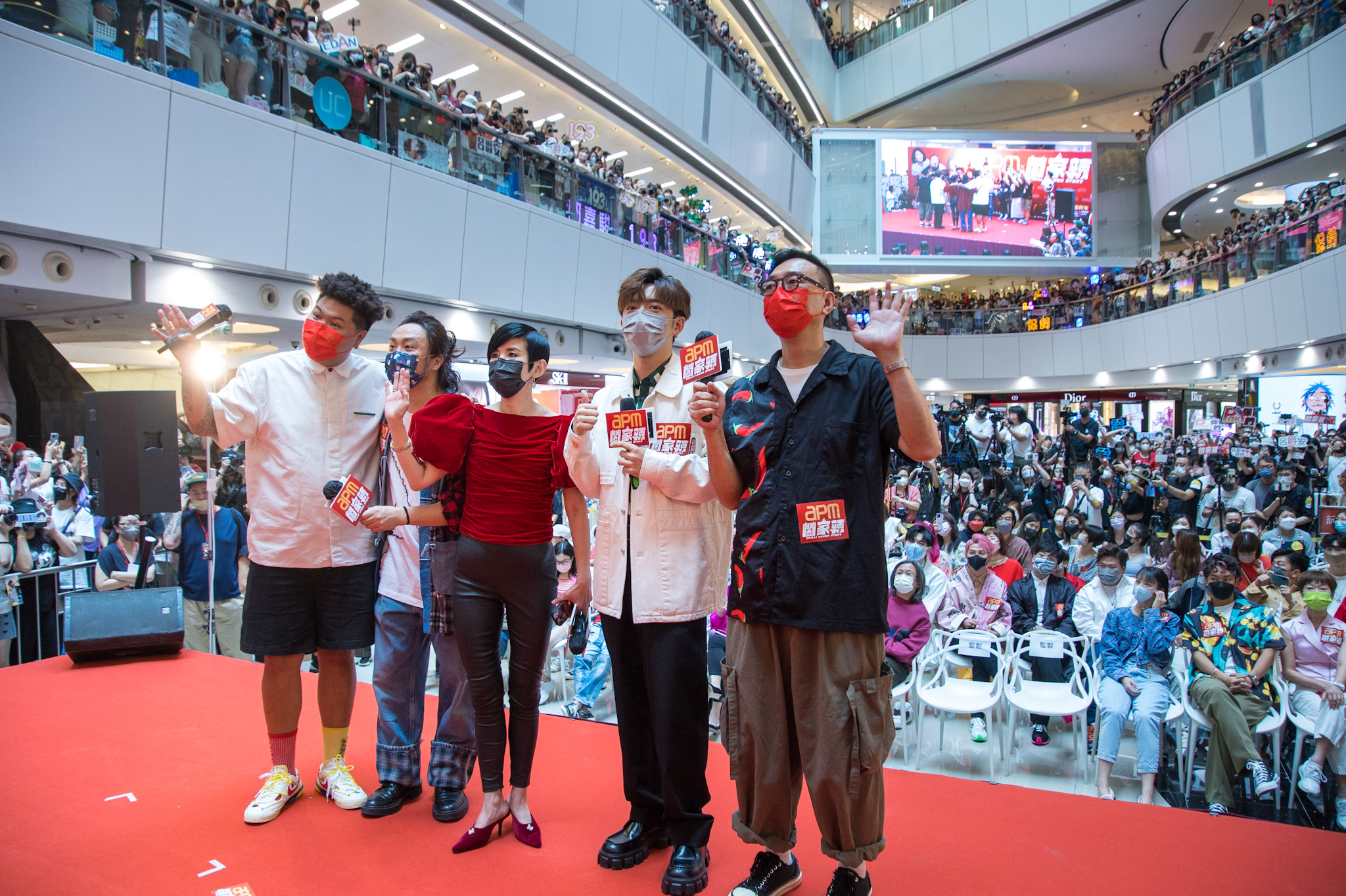 吳君如（中）率鄭中基（左後2）、呂爵（右2）安為《闔家辣》宣傳，呂爵安的人氣催出滿場粉絲支持。（甲上）