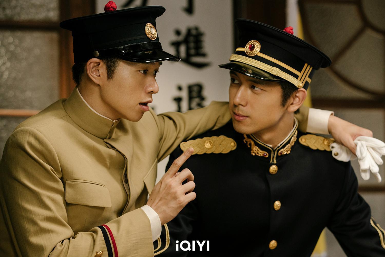 李現與魏大勛主演新劇《人生若如初見》原訂今晚8點播出,卻在開播前夕突遭撤檔。(愛奇藝國際站提供)