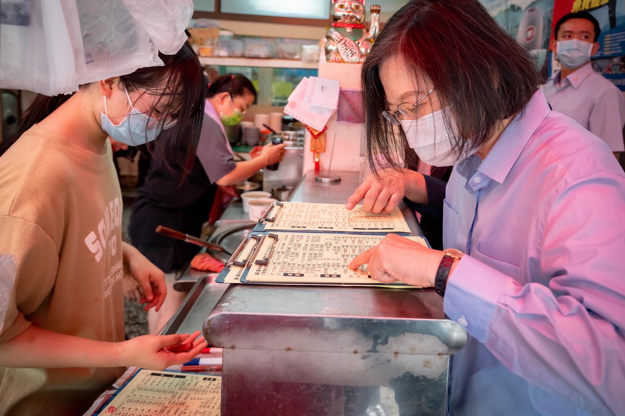 總統蔡英文今（18日）到豐原順道回味以前吃過的美食。（翻攝自蔡英文 Tsai Ing-wen臉書）