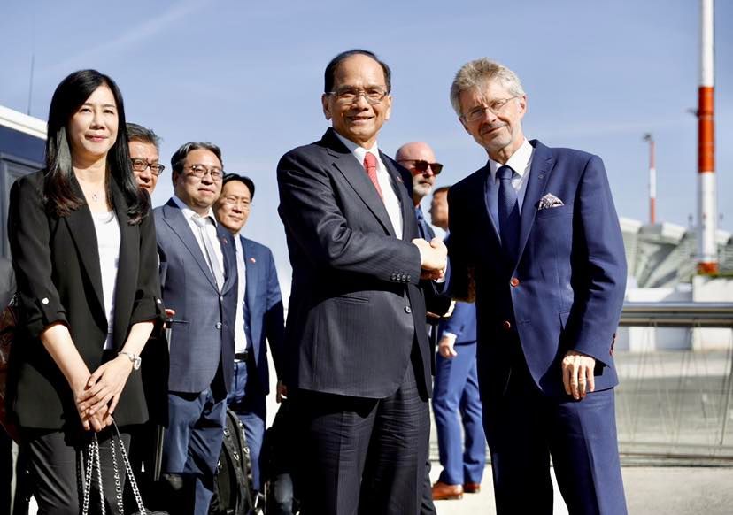 捷克參議長韋德齊（右起）親自於布拉格機場迎接立法院長游錫堃等人到訪。（翻攝自韋德齊臉書）