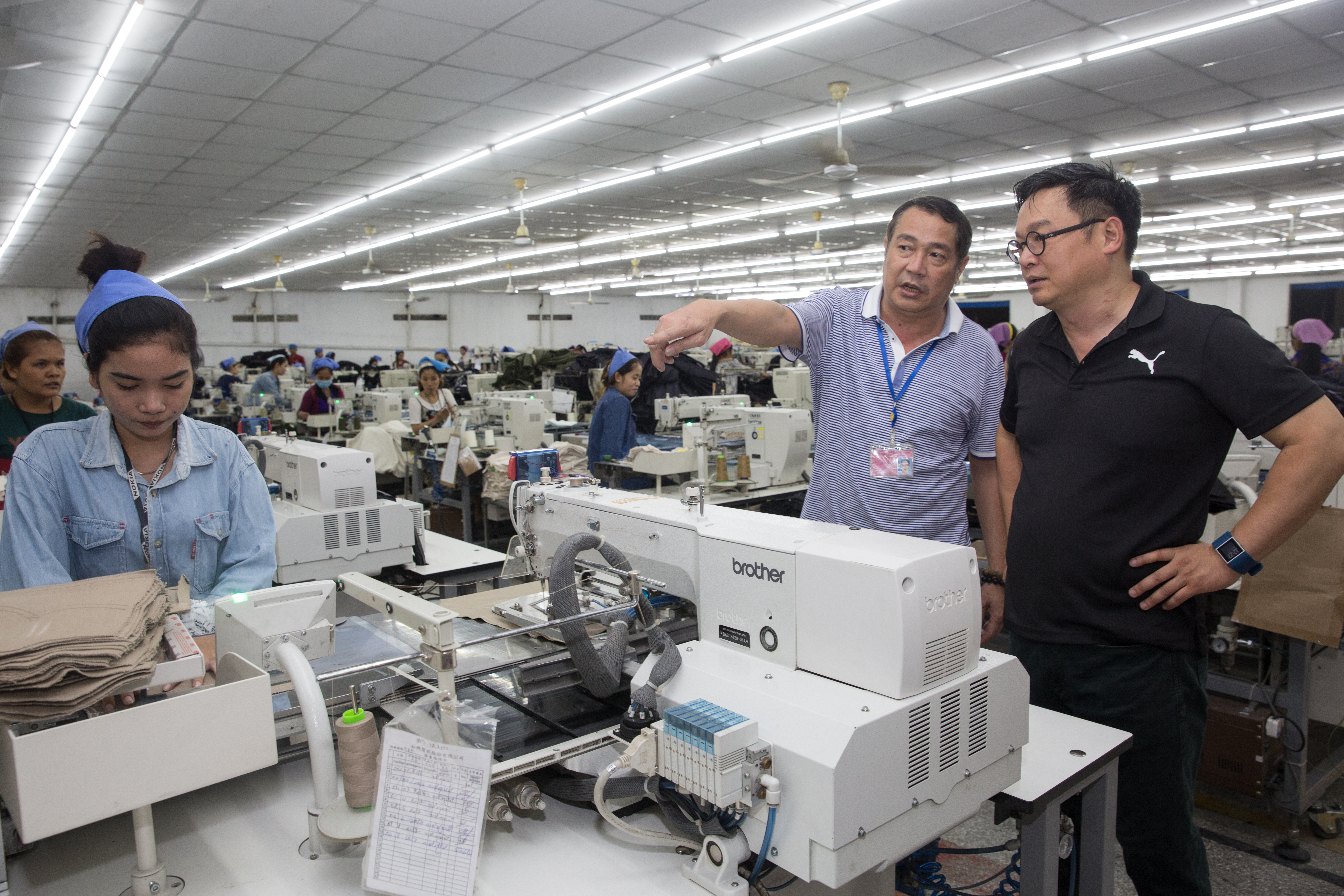 牛仔褲大王如興今日凌晨發布人事異動,沒想到新團隊上任後竟無視公司治理。右一為前如興董事長陳仕修。(本刊資料照)