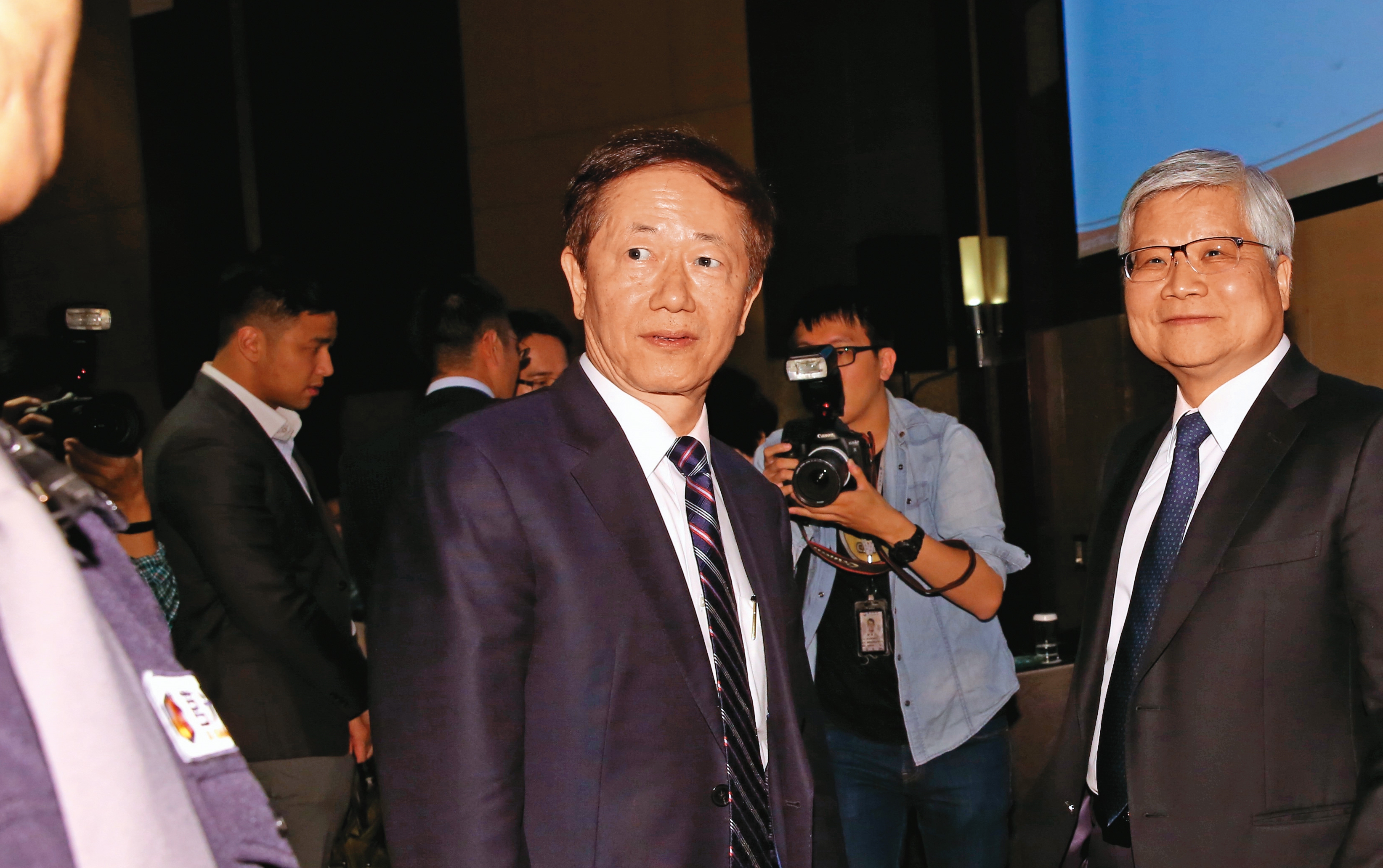 台積電總裁魏哲家（右）霸氣十足地說：「台積電產能利用率相當高，短期、長期展望都相當健康。」左為台積電共同執行長劉德音。