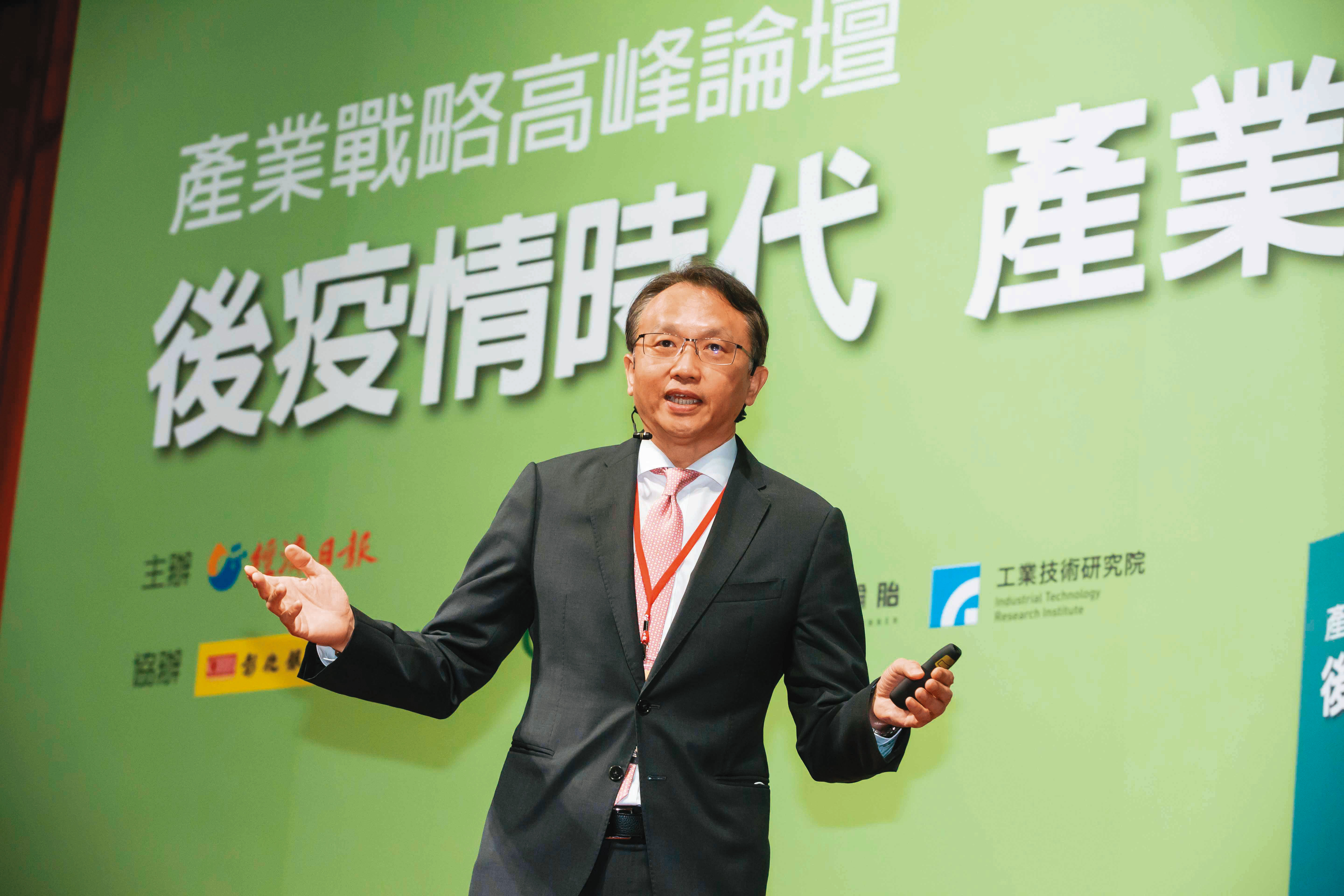 宏碁董事長陳俊聖表示：「全球通膨和烏俄戰爭短期不會結束，高科技產業需求正在走下坡。」