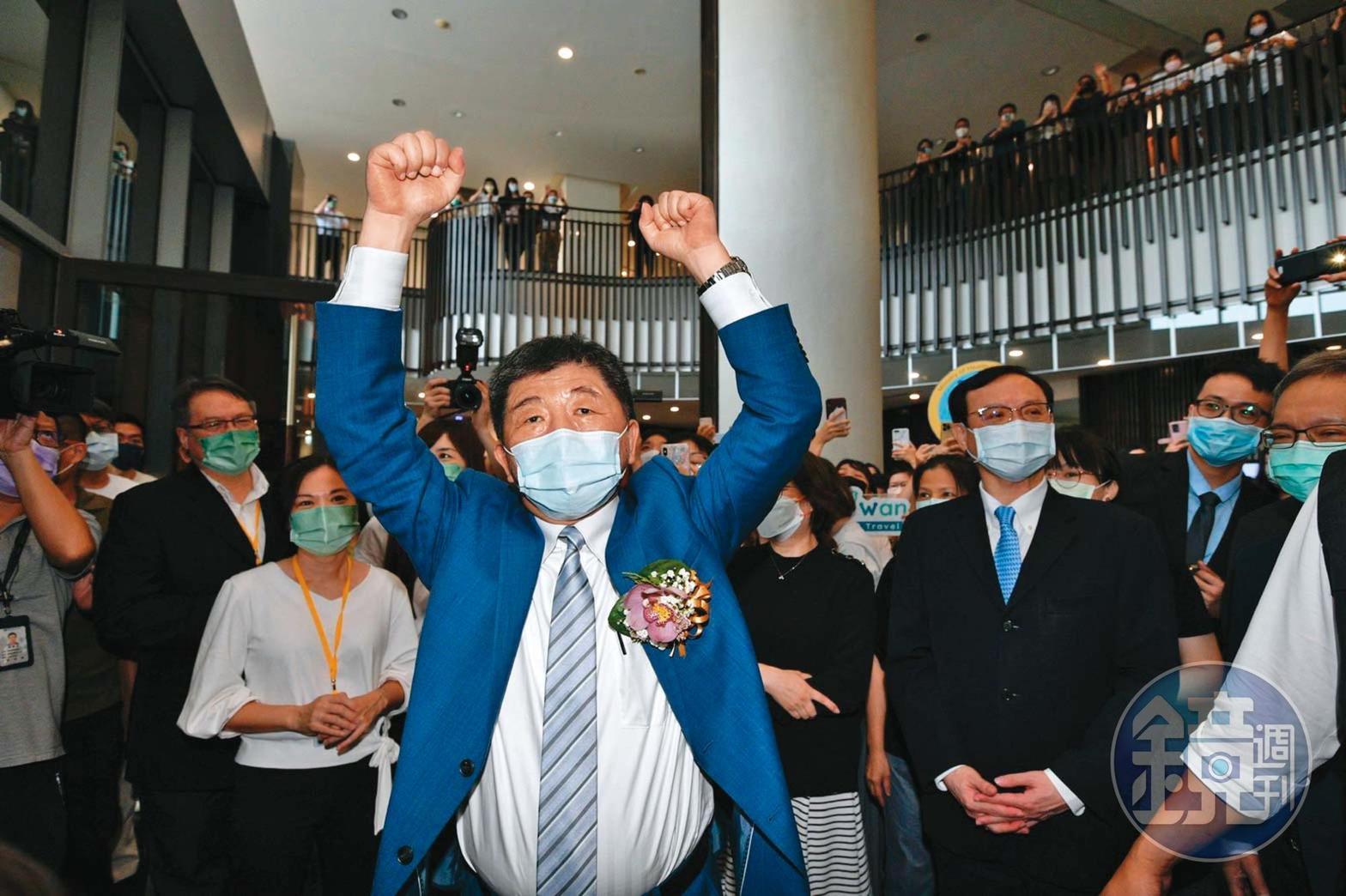 陳時中18日卸任衛福部長,他在交接典禮上說,自己已有新任務,盼大家惠賜1票。