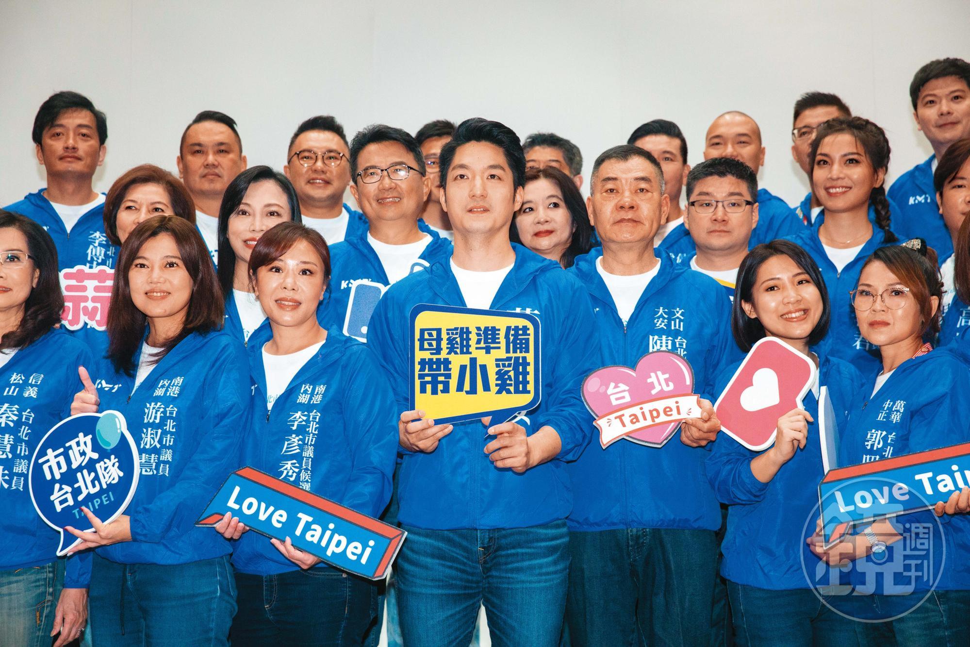蔣萬安選情及聲量異常冷清，不少國民黨市議員參選人私下都感嘆只能求先自保。圖為蔣萬安6月與黨籍議員參選人合拍競選照。
