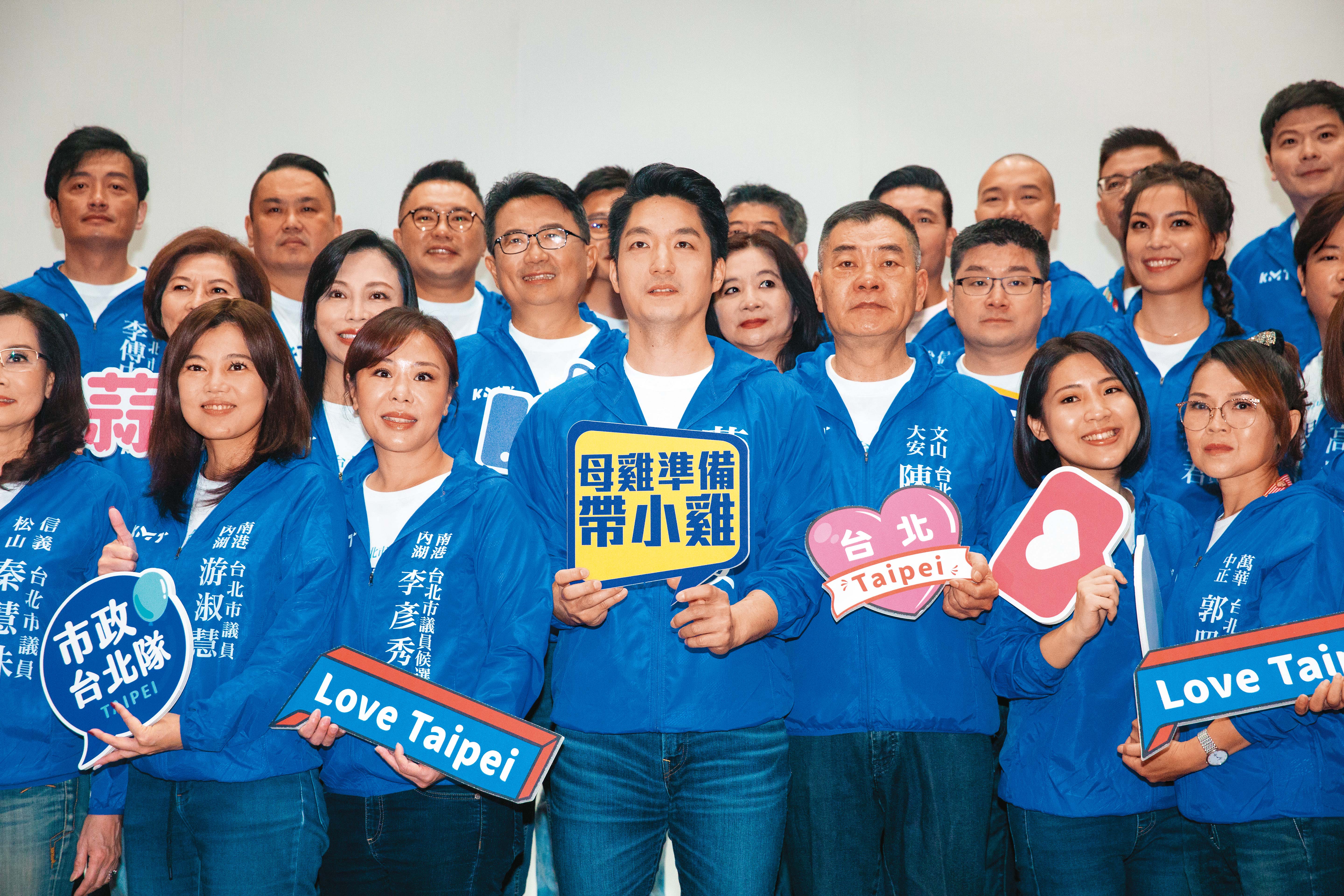 蔣萬安選情及聲量異常冷清，不少國民黨市議員參選人私下都感嘆只能求先自保。圖為蔣萬安6月與黨籍議員參選人合拍競選照。