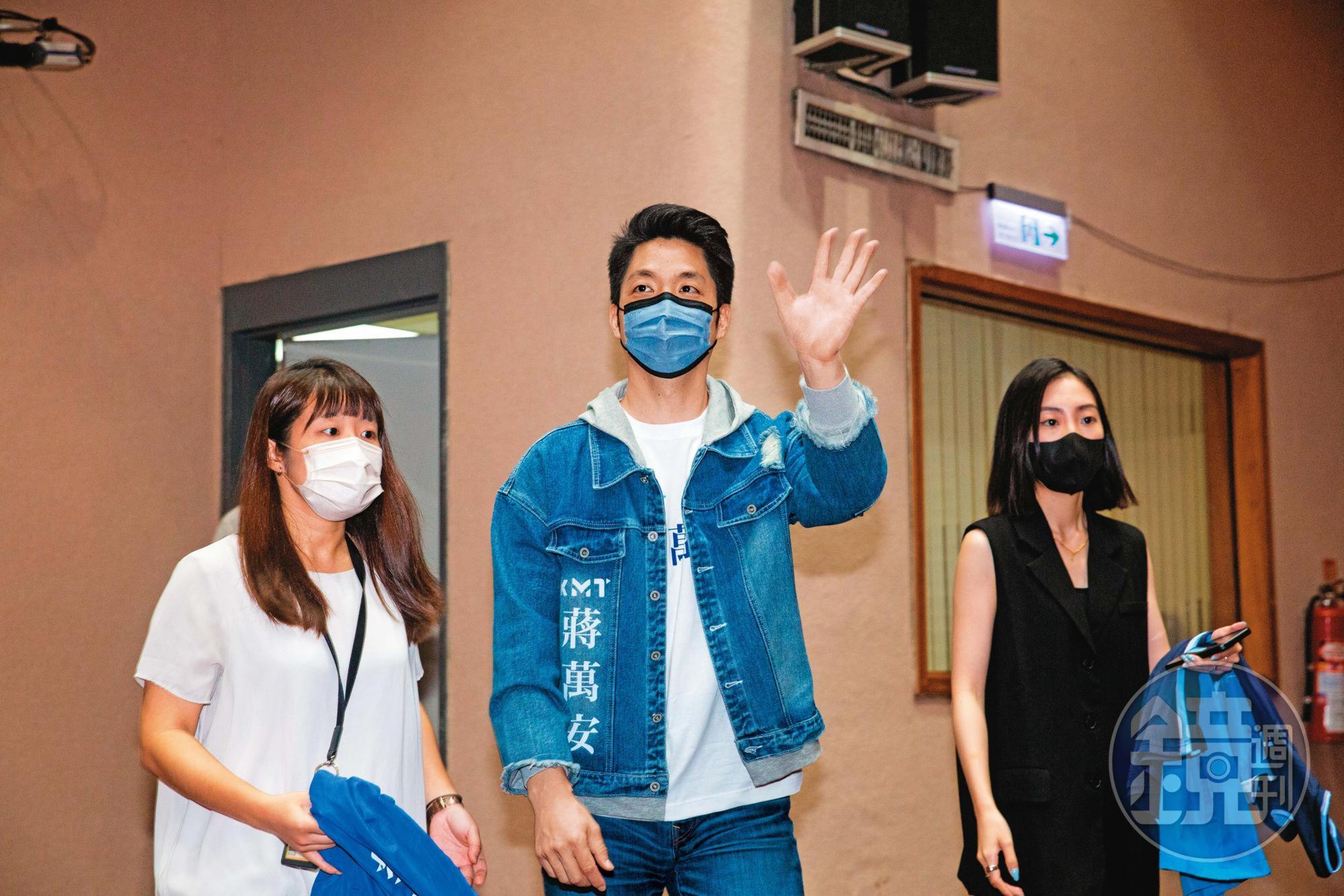 蔣萬安宣布參選台北市長至今已近2個月，但競選團隊及人事仍未就位，引發藍營焦慮。
