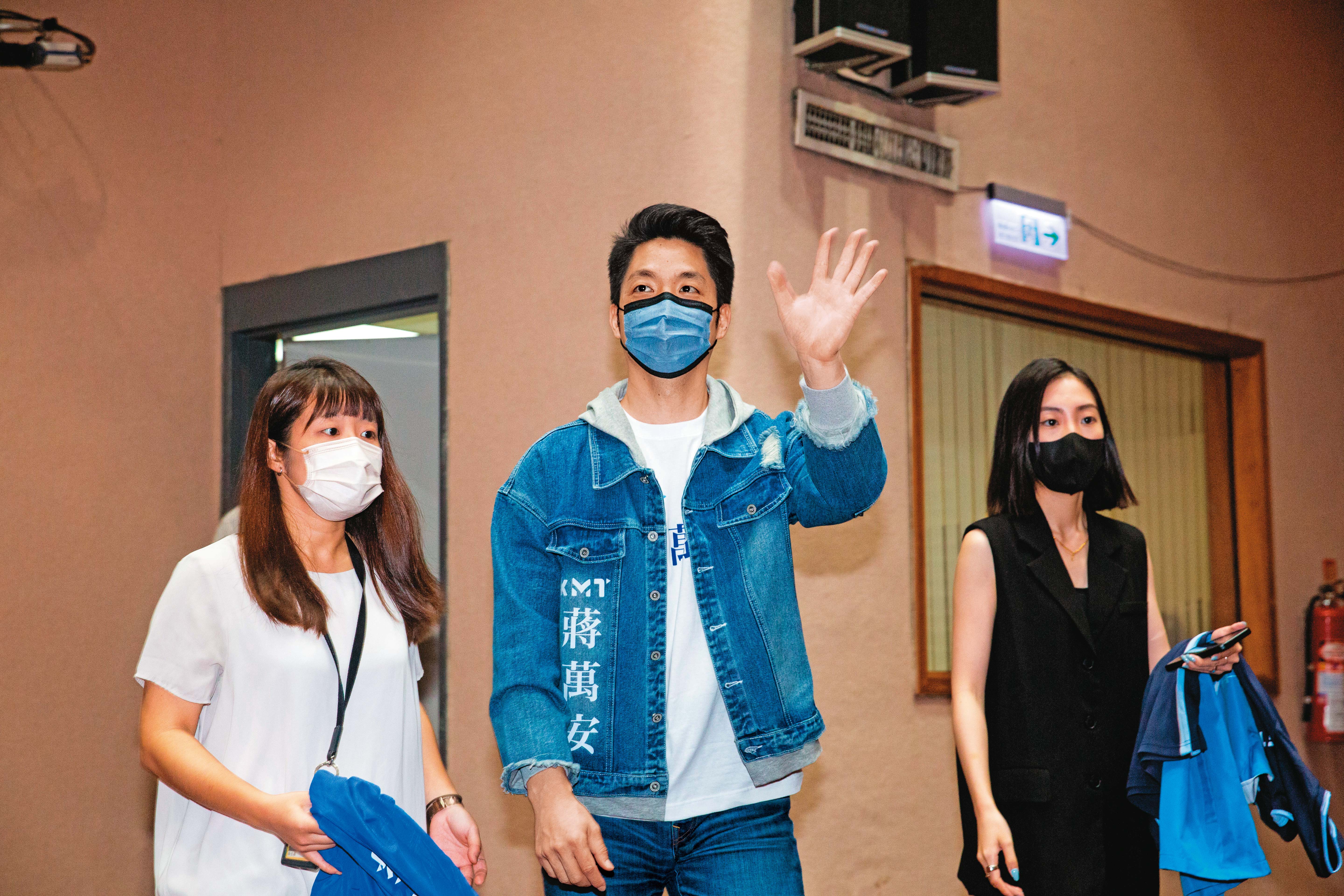 蔣萬安宣布參選台北市長至今已近2個月，但競選團隊及人事仍未就位，引發藍營焦慮。