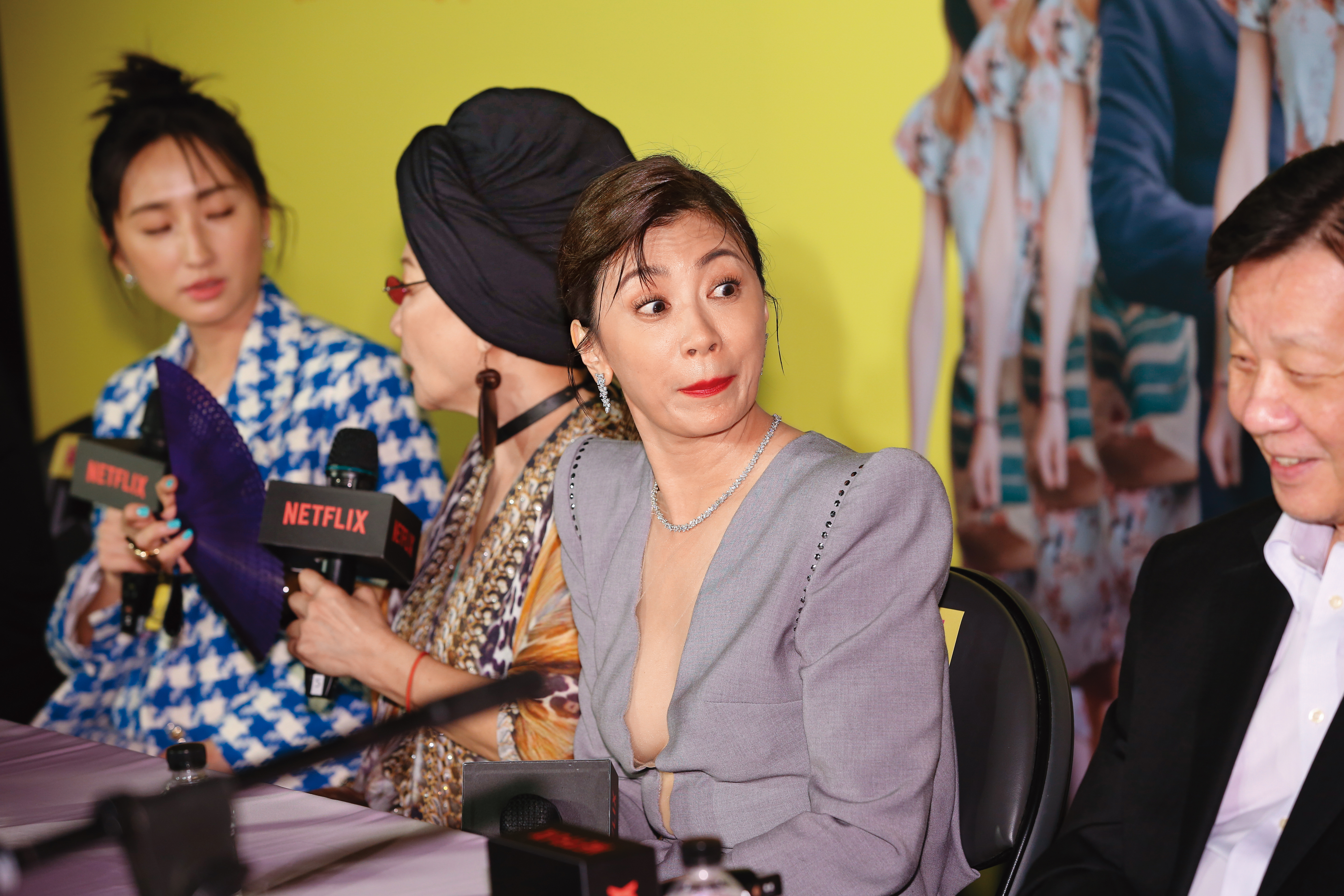 賈靜雯難得突破尺度，C罩杯唯美胸型全都露，罷特…Bra有點小走光。（拿顯微鏡）（←變態無誤）