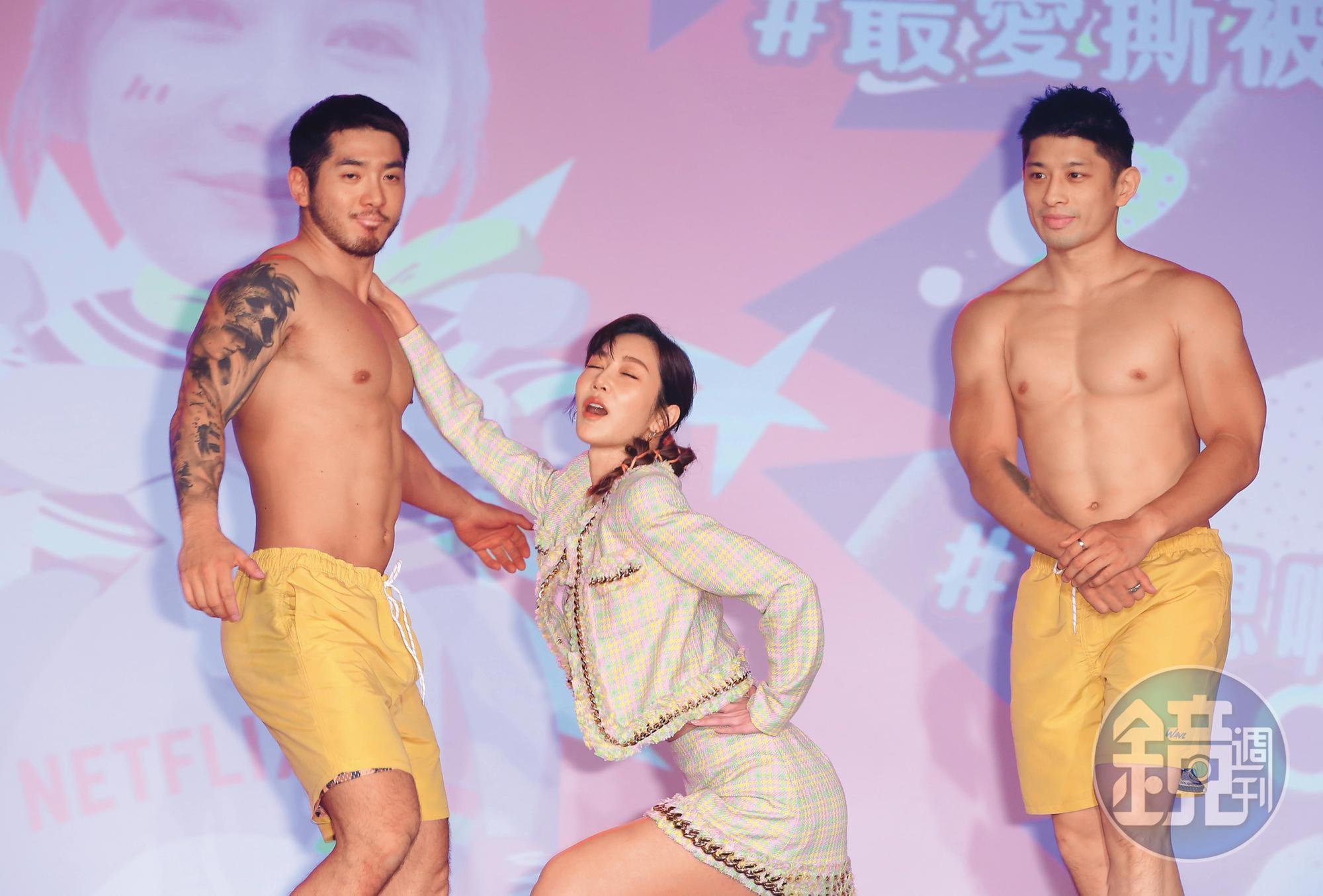 曾莞婷（中）在戲中飾演肉食女，有猛男伴遊，瞧她一臉陶醉、心花朵朵開。（轉圈）