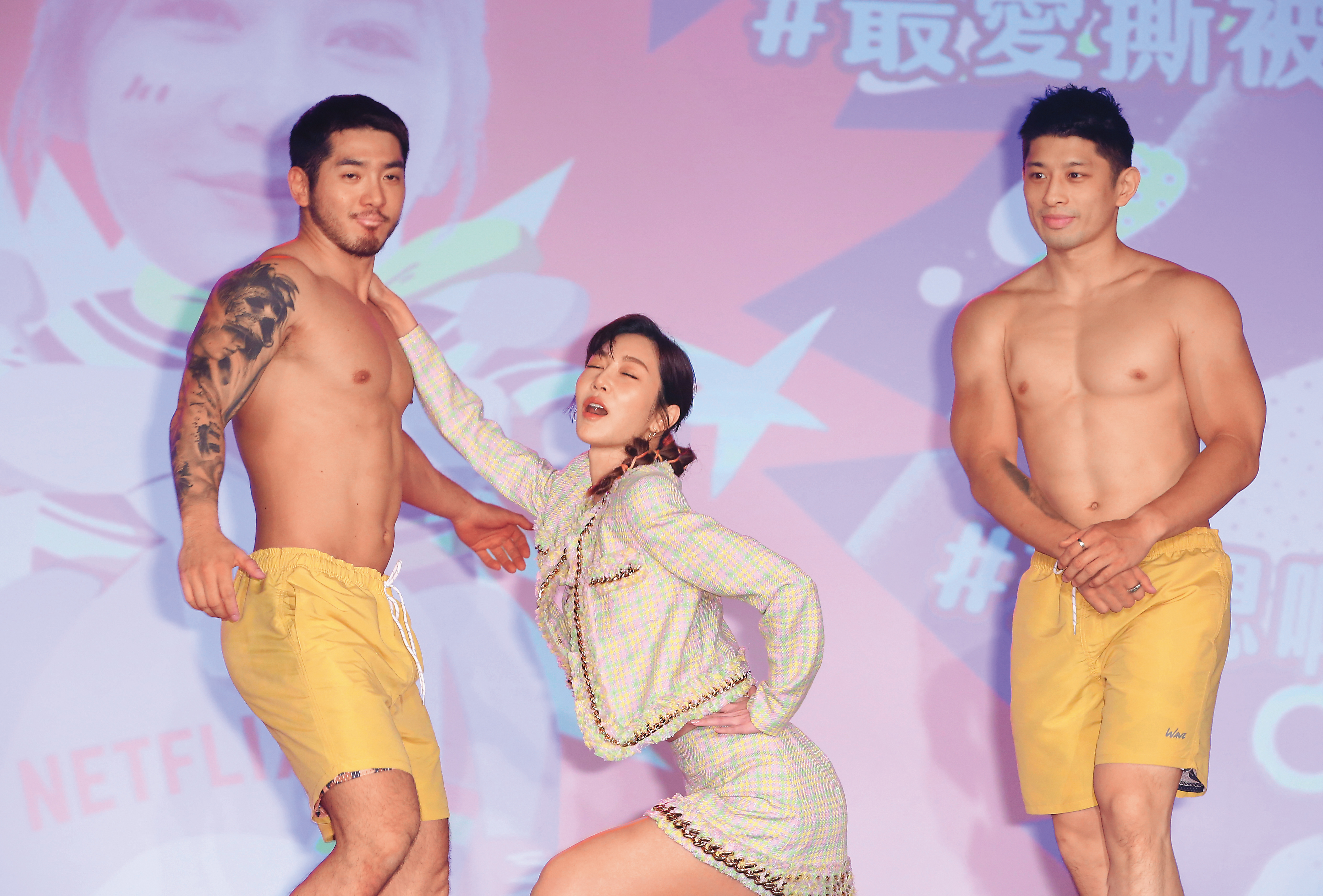 曾莞婷（中）在戲中飾演肉食女，有猛男伴遊，瞧她一臉陶醉、心花朵朵開。（轉圈）