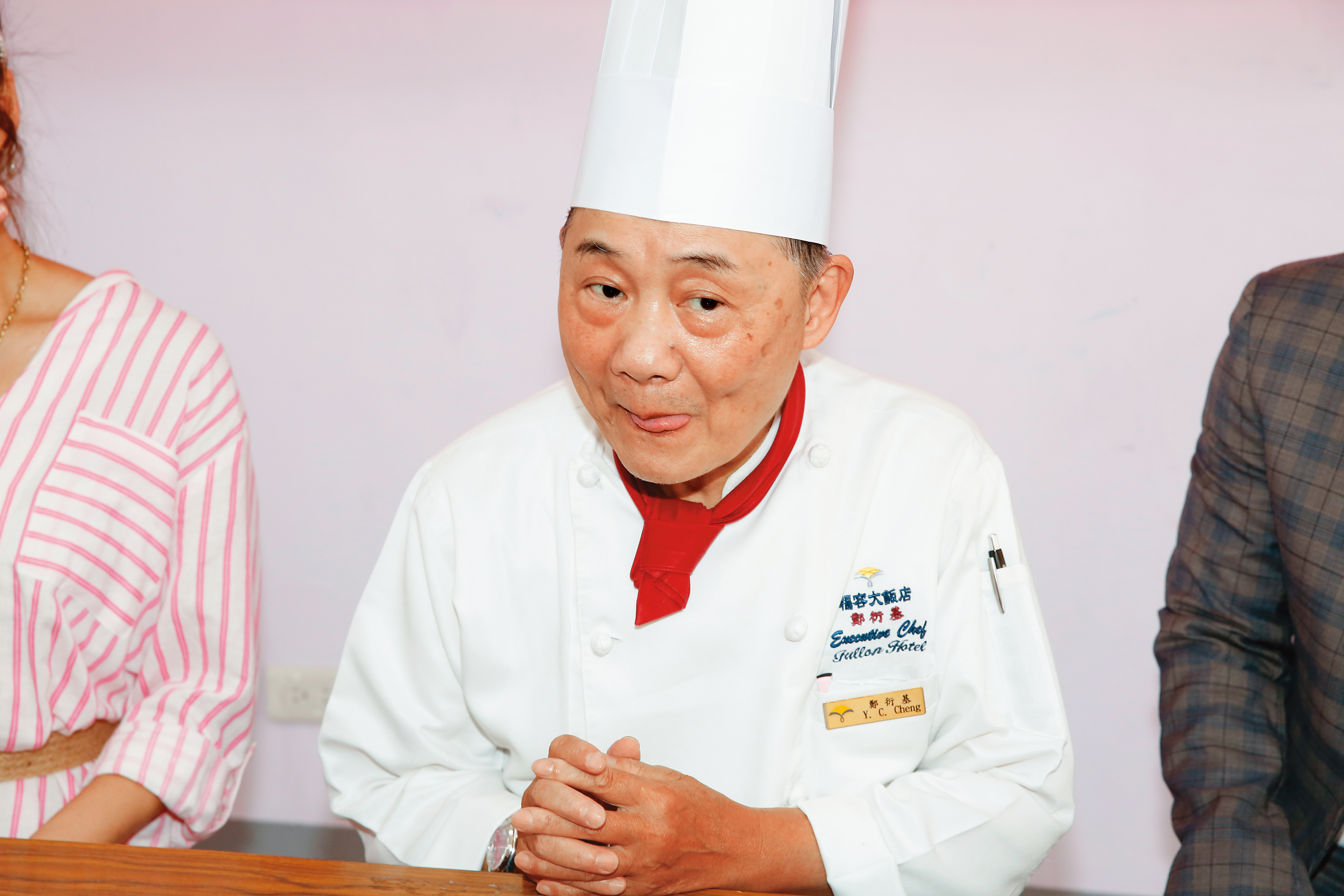 阿基師伸出舌頭，莫非是「國際禮儀」起手式？人帥抱緊、人醜報警！（拿手機）